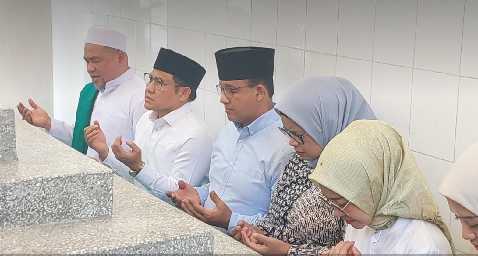 Anies Baswedan dan Muhaimin Iskandar berziarah ke makam Pangeran Diponegoro, Minggu (24/9/2023).