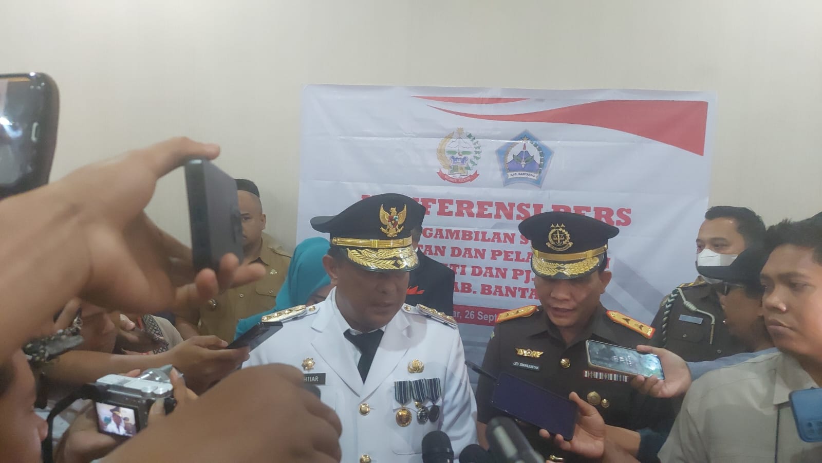 Penjabat (Pj) Gubernur Sulawesi Selatan, Bahtiar Baharuddin, secara resmi melantik tiga Penjabat Bupati dan satu Penjabat Wali Kota, Selasa (26/9/2023).