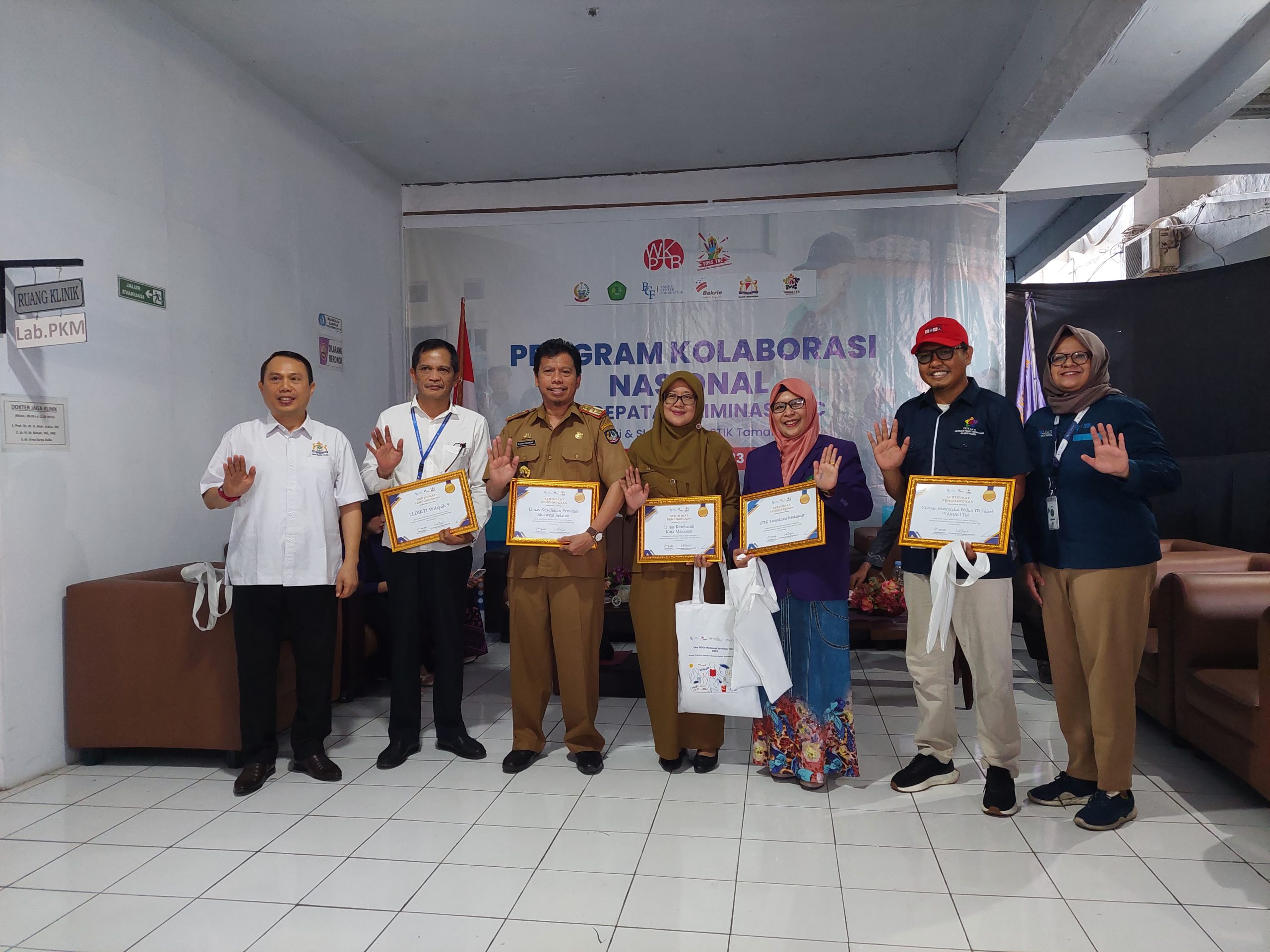 Bakrie Center Foundation (BCF) bersama Dinas Kesehatan Sulsel, Dinas Kesehatan Kota Makassar, Kadin Indonesia, Kadin Daerah Sulsel, serta Yayasan Masyarakat Peduli TB Sulawesi Selatan menggelar program kolaborasi nasional di Kampus Sekolah Tinggi Ilmu Kesehatan (STIK) Tamalatea Makassar, Jl. Perintis Kemerdekaan KM No.12, Tamalanrea, Makassar, Selasa (31/10/2023).