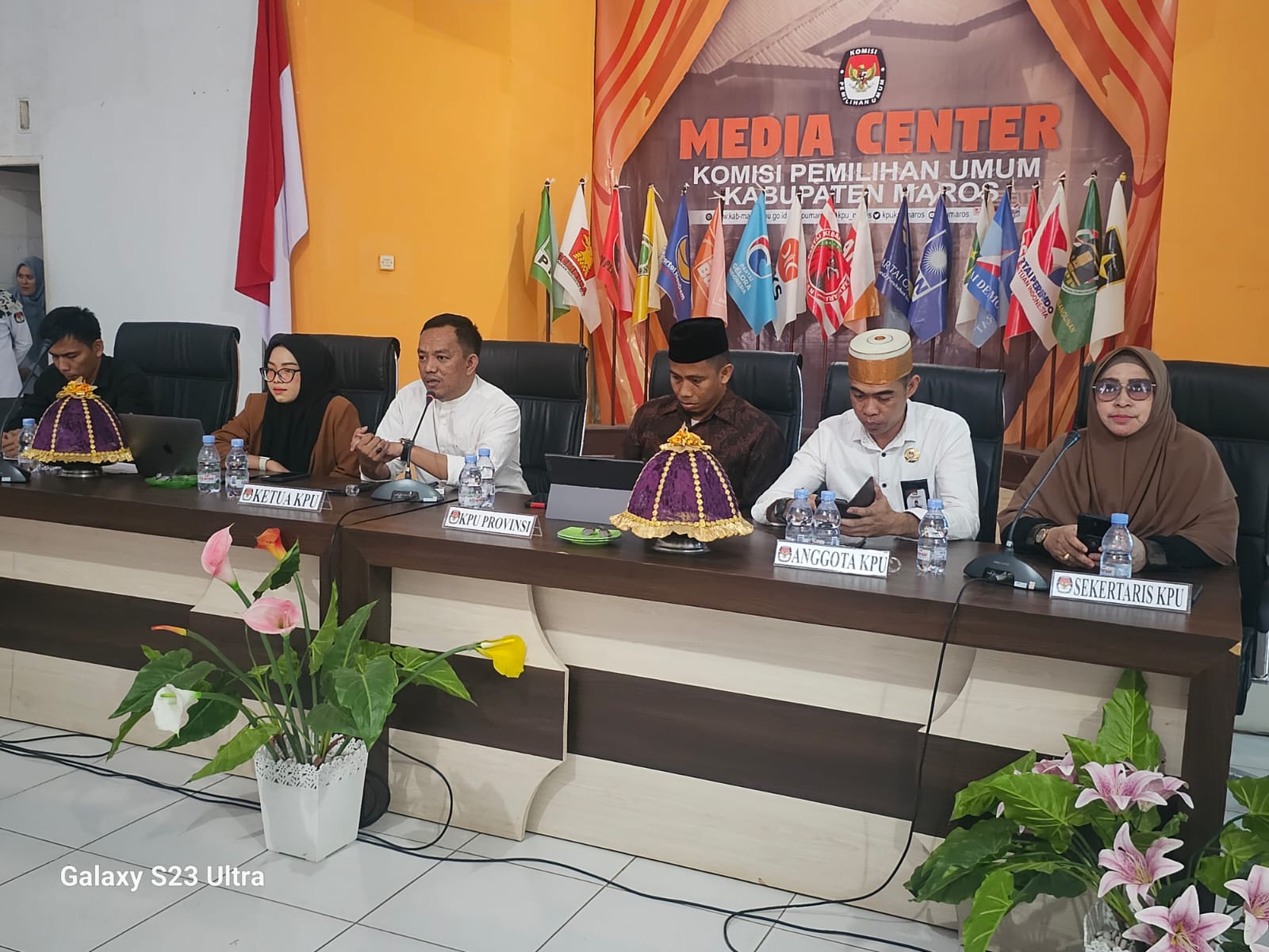 Komisi Pemilihan Umum (KPU) Kabupaten Maros menggelar rapat koordinasi Penguatan Kelembagaan dan Evaluasi Laporan Kinerja. Kegiatan ini dihadiri Badan Adhoc Tingkat PPK Se-Kabupaten Maros digelar di Aula KPU Maros, Kamis (5/10/2023).