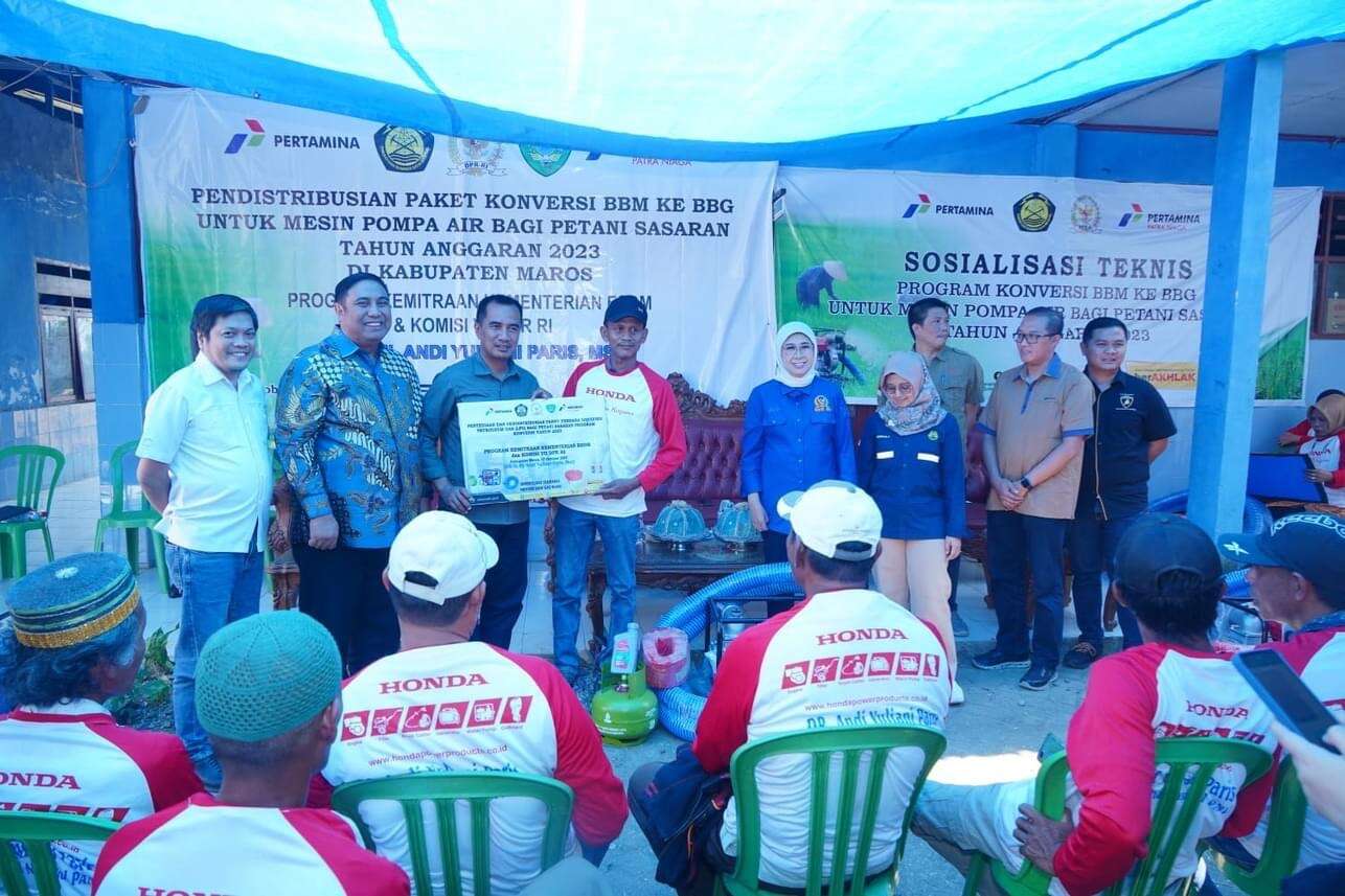 Bupati Maros HAS Chaidir Syam SIP MH bersama dengan Anggota DPR RI, Andi Yuliani Paris, dan Anggota DPRD Provinsi Sulawesi Selatan, Andi Muhammad Irfan AB, secara simbolis menyerahkan bantuan alat konversi bahan bakar minyak (BBM) ke bahan bakar gas (BBG), di Dusun Tangkuru, Desa Bontomarannu, Kecamatan Lau, Sabtu (7/10/2023) kemarin.