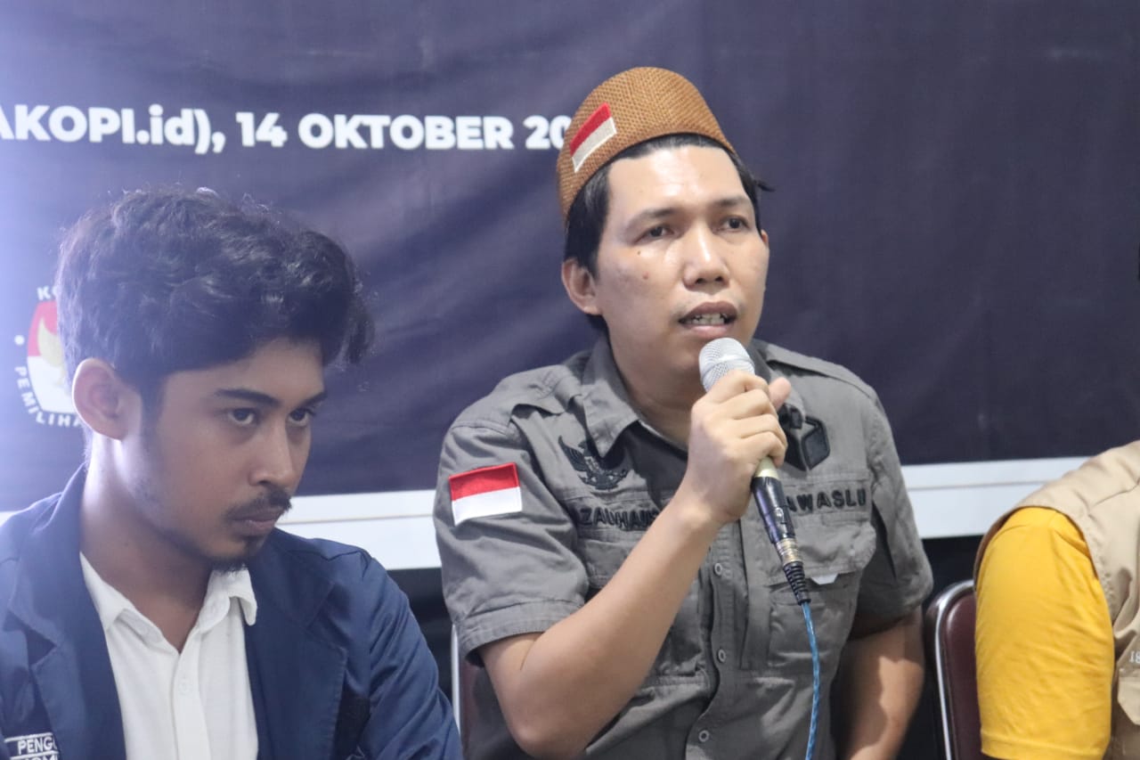 Anggota Bawaslu Maros, M. Gazali Hadis pada Diskusi Publik PP Komit Maros, bertema Pemuda Lawan Hoax Untuk Menjaga Integritas Pemilu 2024, di Mahakopi, Turikale Maros, Sabtu (14/10/2023).