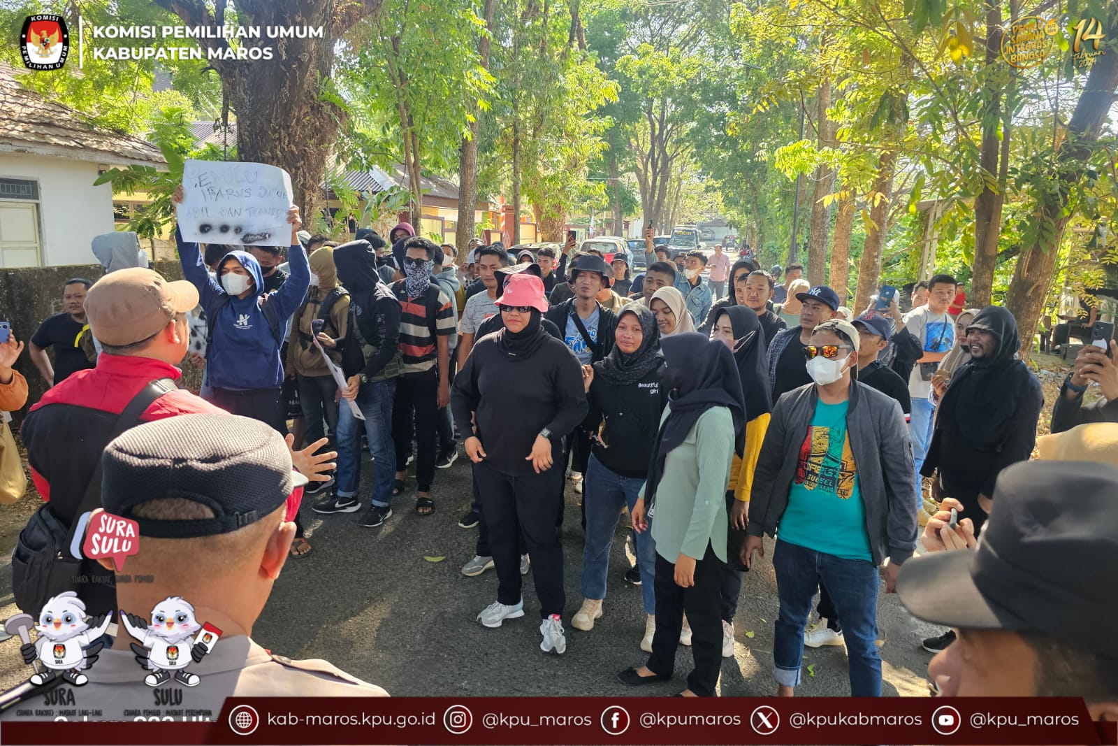 Polres Maros bersama KPU dan Bawaslu menggelar Latihan Sispamkota Ops Mantap Brata 2023-2024 di depan Kantor KPU Kabupaten Maros, di Jalan Azoka, Minggu (15/10/2023).