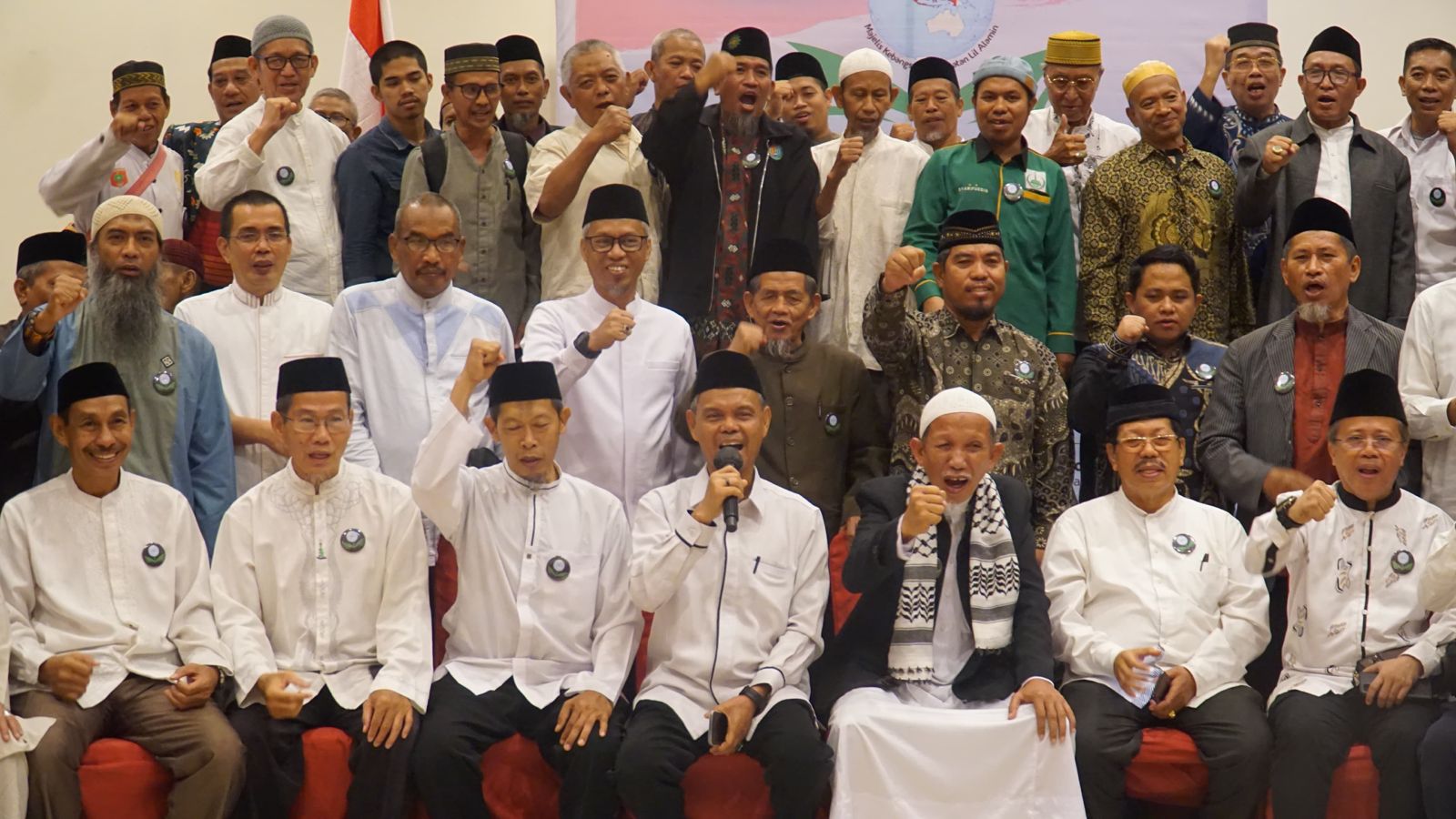 Ratusan aktivis dari berbagai organisasi Islam dari sejumlah provinsi dan beberapa kabupaten di Sulsel hadir mendeklarasikan Majelis Kebangsaan Rahmatan Lil Alamin (MAKRAM). Kegiatan ini berlangsung di Hotel Grand Imawan, Jalan Pengayoman, Makassar, Sabtu (21/10/2023) kemarin.