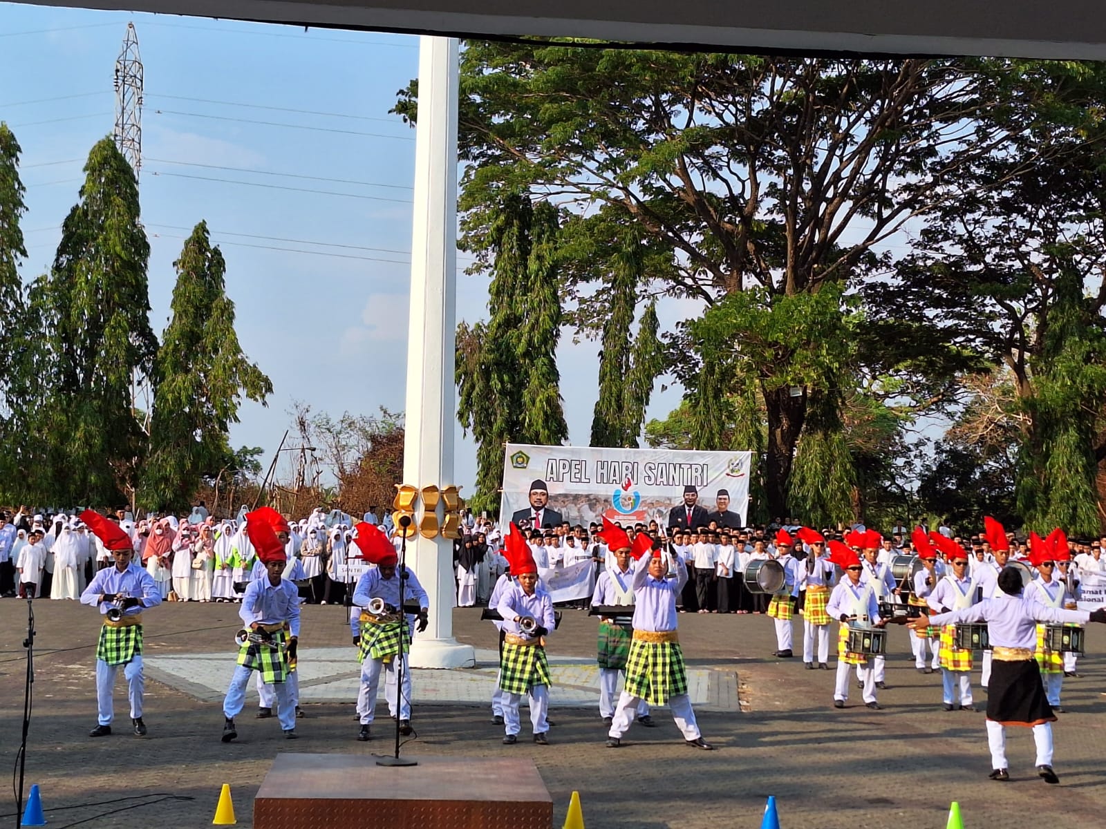 Ribuan Santri Pondok Pesantren di Kota Makassar, Aparatur Kanwil Kemenag Sulsel dan Kota Makassar serta Ormas Islam tumpah ruah mengikuti upacara hari santri nasional di Kantor Gubernur Sulsel Jalan Urip Sumiharjo Makassar, Minggu (22/10/2023).