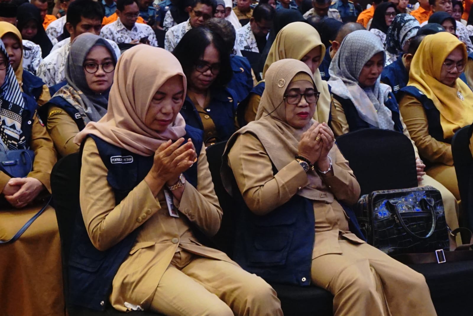 Suasana doa bersama pada kegiatan Deklarasi Netralitas Penyelenggara Urusan Pemerintahan di Sulsel berlangsung di Hotel Four Points by Sheraton Kota Makassar, Selasa (24/10/2023) belum lama ini. Turut membawakan doa Kepala Bagian Tata Usaha (Kabag TU) Kantor Wilayah Kementerian Agama Sulawesi Selatan Ali Yafid.