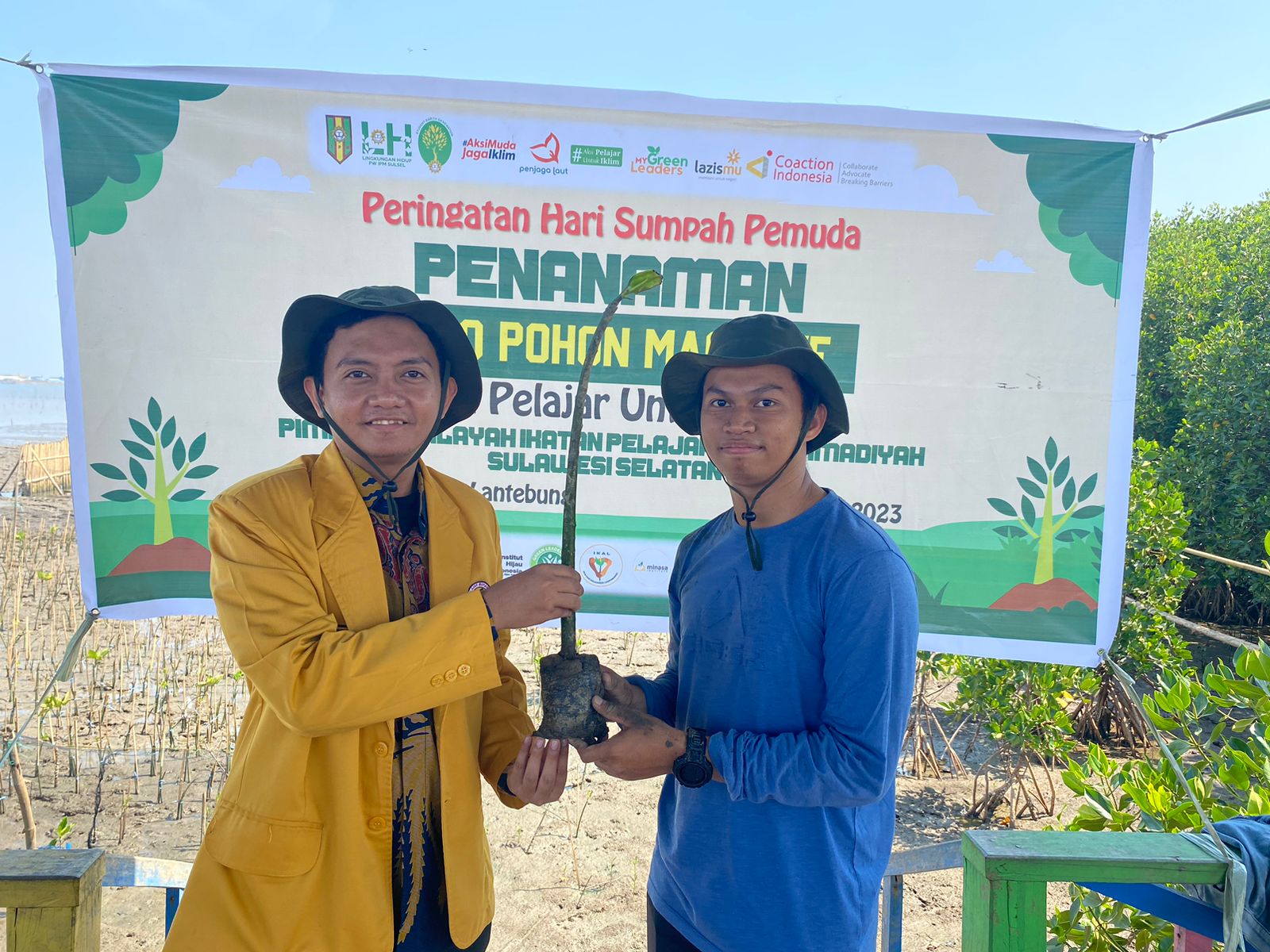 Pimpinan Wilayah (PW) Ikatan Pelajar Muhammadiyah (IPM) Sulawesi selatan menggelar penanaman 1000 pohon mangrove, di Wisata Mangrove Lantebung Makassar, Sabtu (28/10/2023). Aksi ini dalam rangka memperingati hari sumpah pemuda tahun 2023.