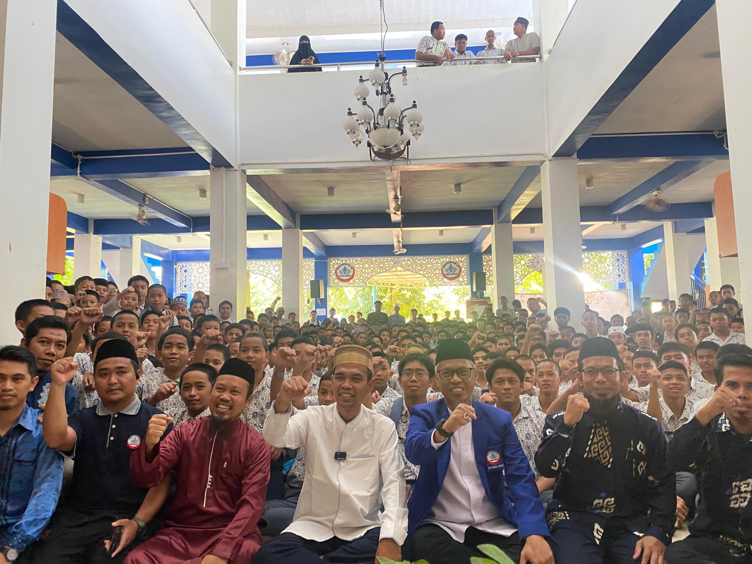 Ulama kondang Ustadz Prof. Abdul Somad berkunjung silaturahim bersama santri di pondok pesantren darul aman gombara makassar, Jl. KH. Abd Jabbar Asyiri, Sudiang Makassar, Minggu (5/11/2023).