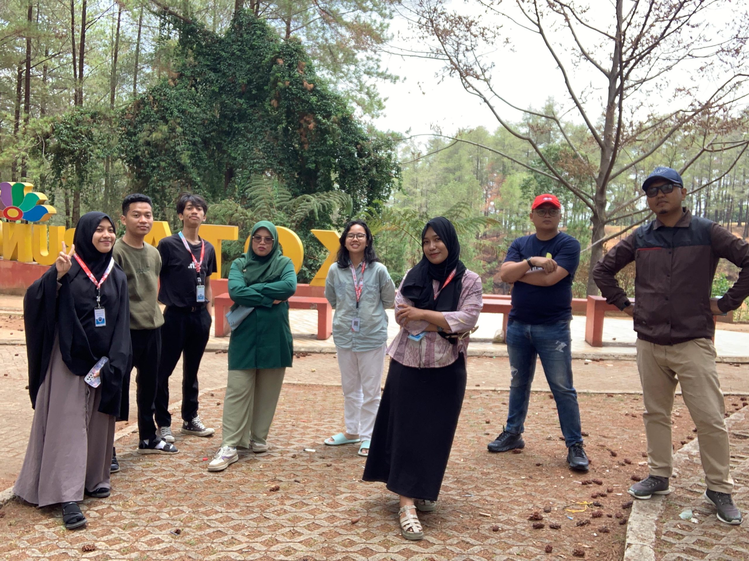 Panitia jambore pegiat TBC se-Sulawesi Selatan dari Yayasan Masyarakat Peduli Tuberkulosis (Yamali TB) meninjau kawasan hutan pinus bulutana, malino, kabupaten gowa, Minggu (19/11/2023), Dilokasi tersebut bakal dilaksanakan jambore pegiat TBC se Sulsel.