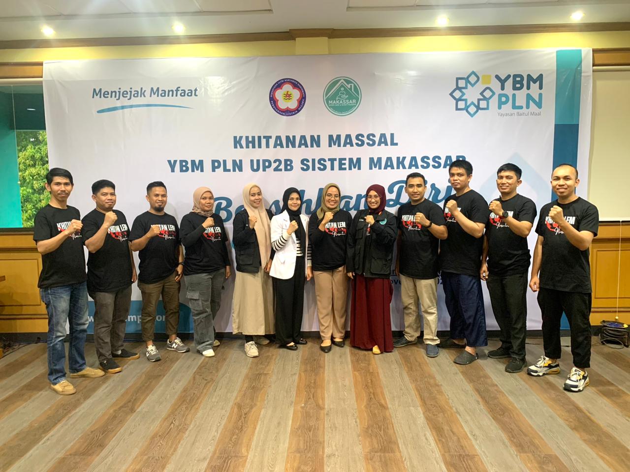 Tim YBM PLN UP2B Sistem Makassar bersama Rumah Khitan Makassar menggelar kegiatan amaliyah khitan massal bersama anak yatim, di Kantor PLN UP2B Sistem Makassar, Jl Letjen Hertasning Makassar, Senin (27/11/2023).