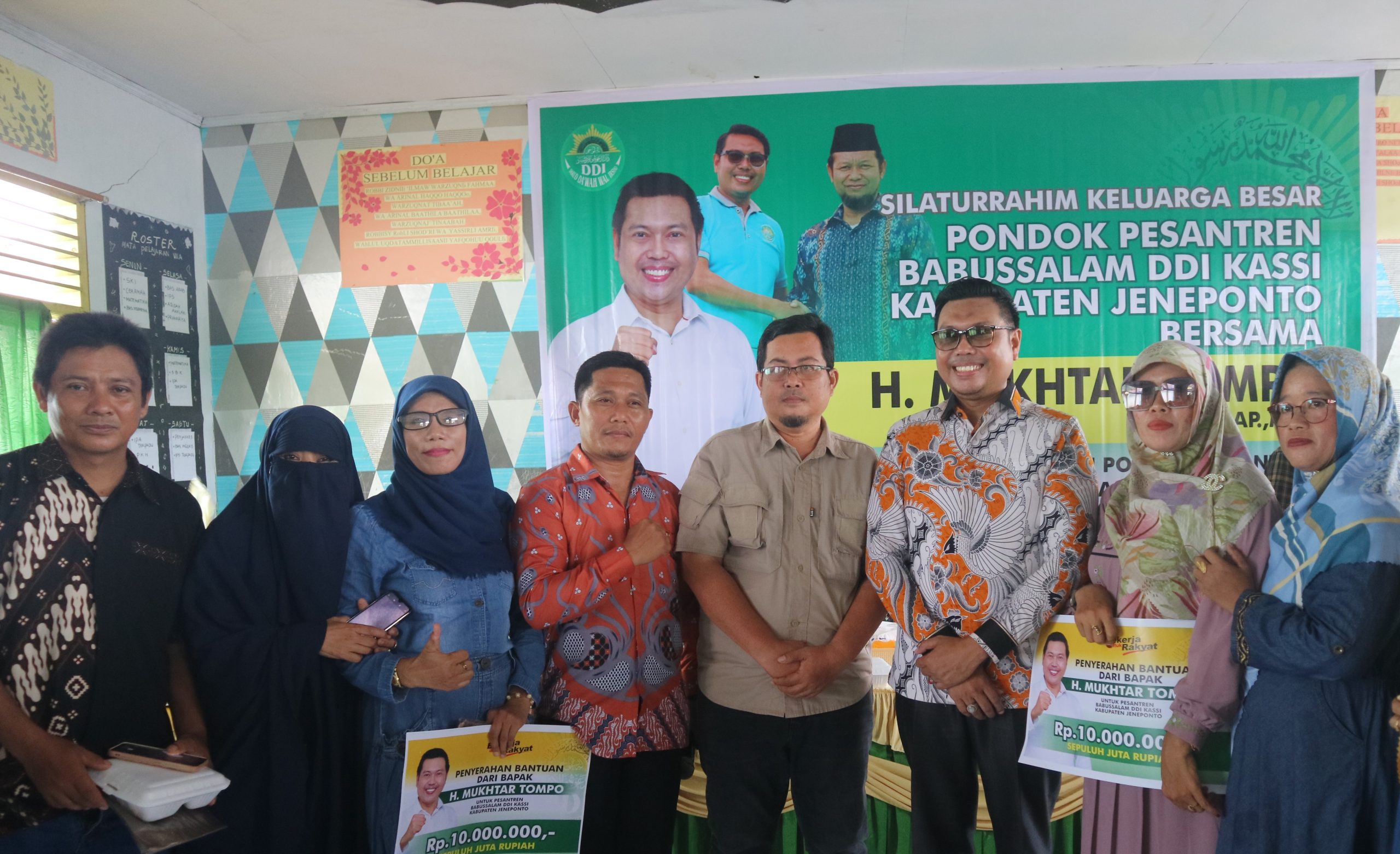 Caleg DPR RI Fraksi PAN, Mukhtar Tompo temui alumni Pondok pesantren Babussalam DDI Kassi Kecamatan Tamalatea Kabupaten Jeneponto saat melakukan Silaturahmi Akbar, Rabu (13/12/2023).