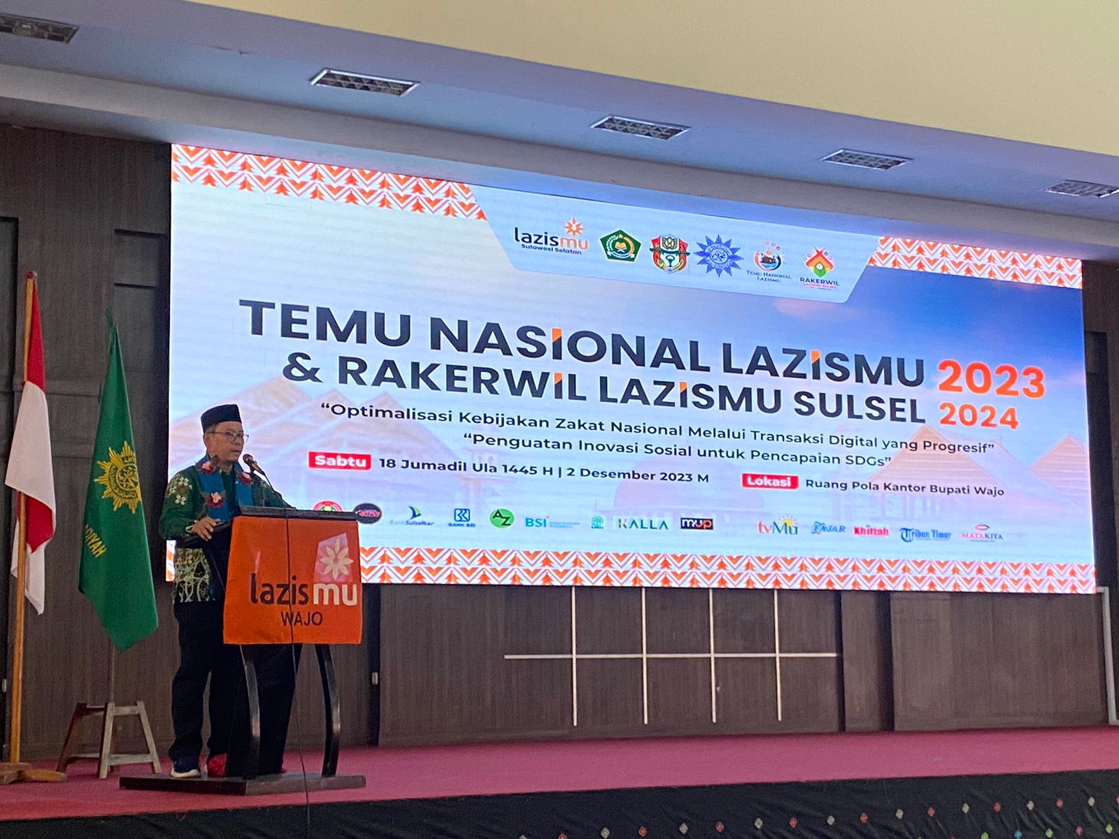 Temu Nasional Lembaga Amil Zakat Infaq dan Sedakah (Lazismu) Muhammadiyah yang dipusatkan di Kabupaten Wajo berlangsung meriah. Kegiatan dengan tema "Optimalisasi Kebijakan Zakat Nasional melalui Transaksi Digital yang Progresif" dilaksanakan di ruang Pola Kantor Bupati Kabupaten Wajo, Sulawesi Selatan, Sabtu - Minggu (2-3/12/2023).