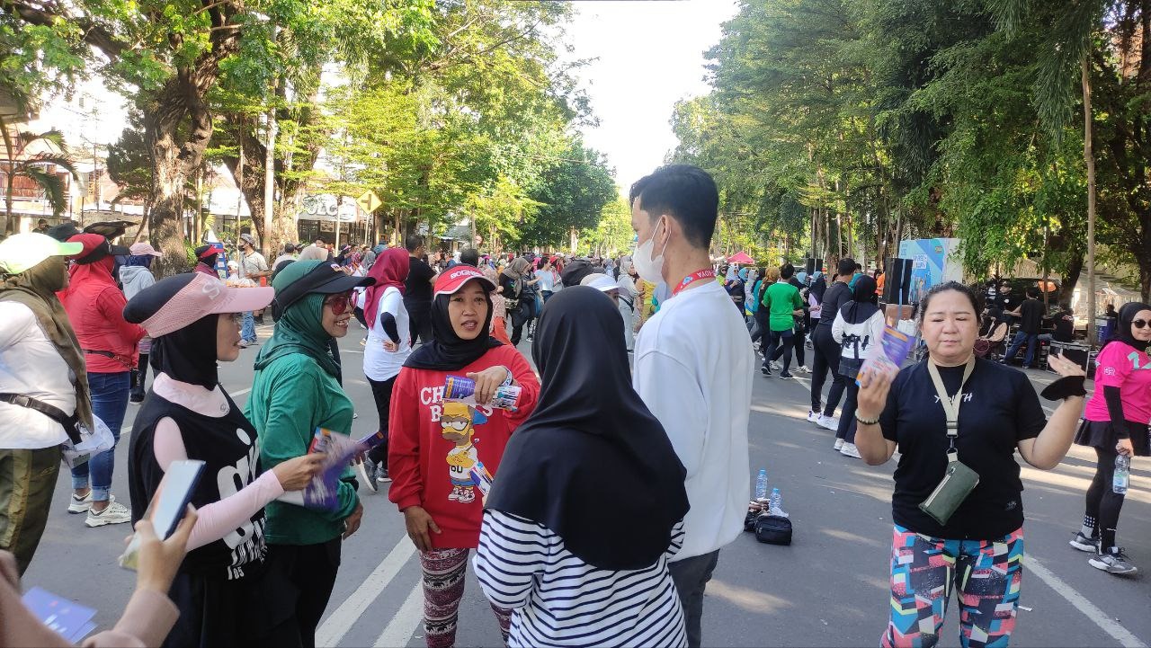 TB Rangers BCF-Yamali TB menyambangi setiap orang untuk melakukan edukasi tentang informasi dasar TBC serta membagikan brosur layanan pemeriksaan dan pengobatan TBC gratis berbasis komunitas saat car free day di Jl. Jend. Sudirman Makassar, Minggu (3/12/2023).