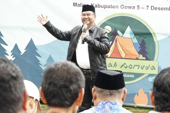 Kepala Kanwil Kementerian Agama Provinsi Sulawesi Selatan, Khaeroni saat memberikan sambutan pada pembukaan Kemah Pemuda Lintas Agama (KPLA) yang digelar di Villa Batulapis, Kecamatan Tinggi Moncong, Malino Kab. Gowa, Selasa 5 Desember 2023.