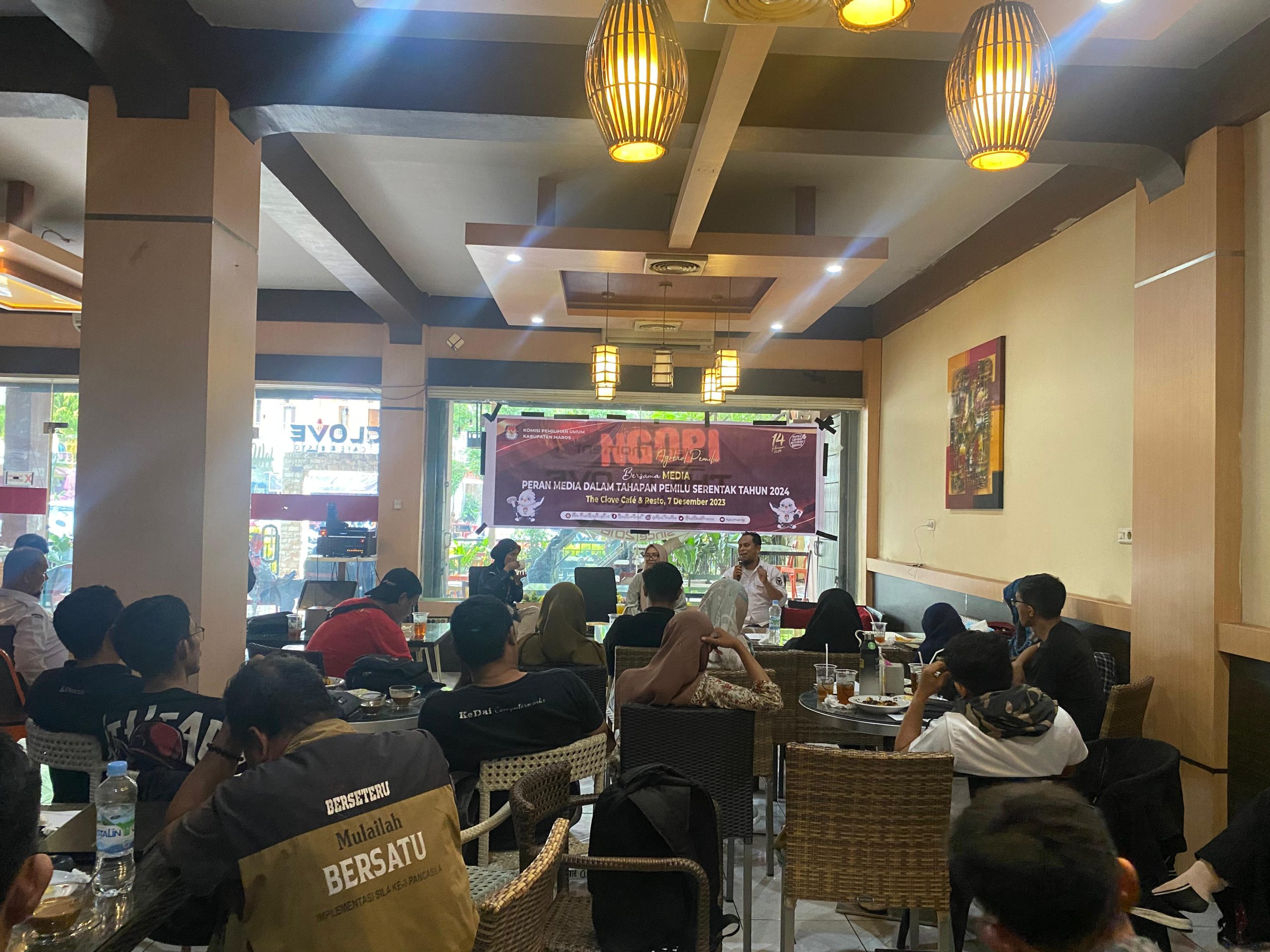 Komisi Pemilihan Umum (KPU) Kabupaten Maros menggelar Ngobrol Pemilu (Ngopi) bersama belasan awak media di Cafe The Clove, Kecamatan Turikale, Maros, Kamis (7/12/2023).