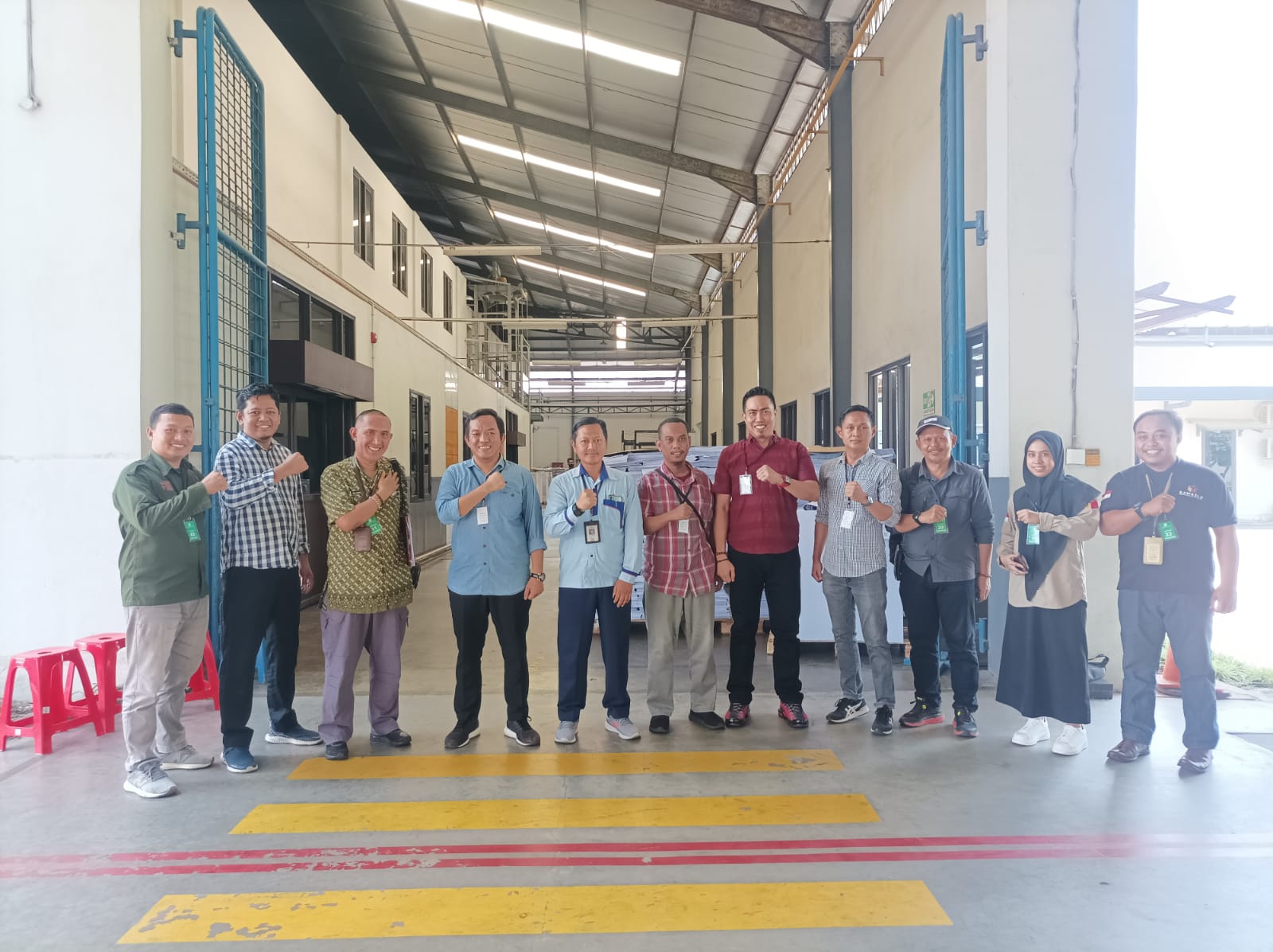 Jelang pendistibusian logistik pemilu 2024 di Kabupaten Maros, Bawaslu, KPU, Polres dan Kajari melakukan pengawasan langsung ke tempat produksi logistik pemilu di PT Macananjaya Cemerlang, Jl. Ki Hajar Dewantara, Kabupaten Klaten, Jawa Tengah, Jumat (8/12/2023).