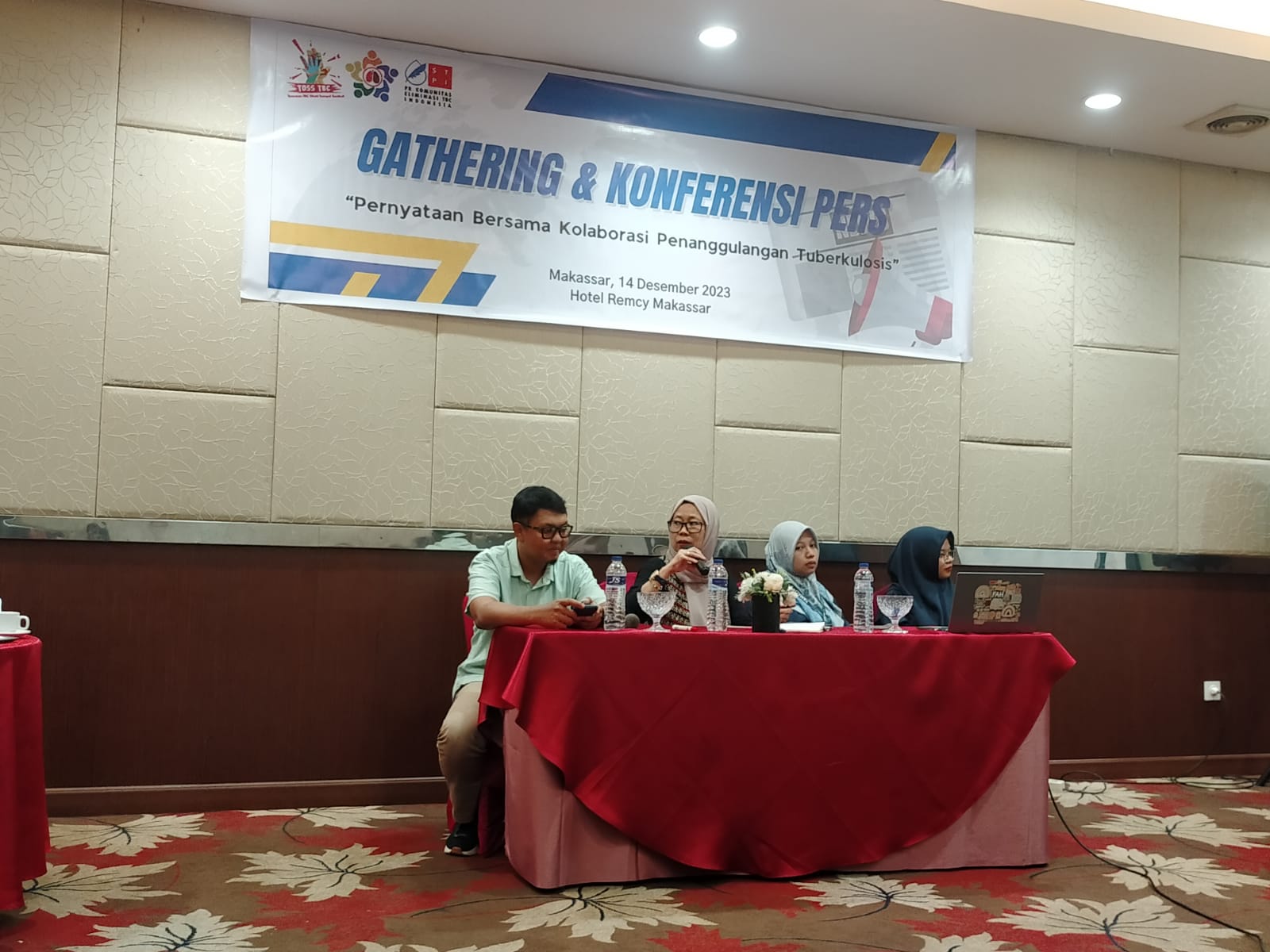 Suasana konferensi pers pernyataan bersama upaya kolaborasi penanggulangan tuberkulosis diinisasi oleh Yayasan Masyarakat Peduli Tuberkulosis (YAMALI) SSR Makassar di Hotel Remcy, Jl. Boulevard Makassar, Kamis (14/12/2023).