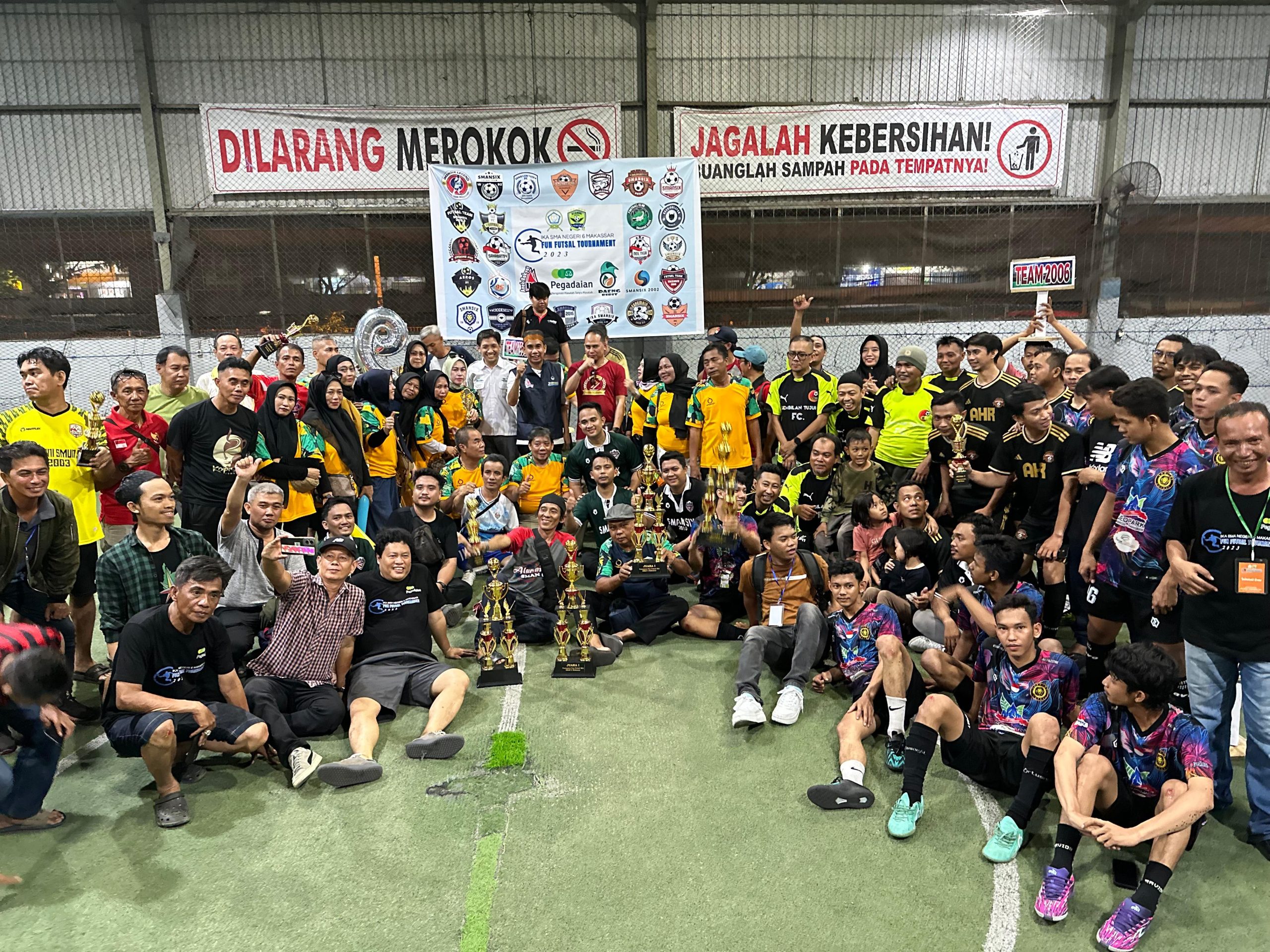 Ketua Umum Ikatan Keluarga Alumni (IKA) SMA Negeri 6 Makassar, Rudianto Lallo resmi menutup Fun Futsal Tournament IKA SMA Negeri 6 Makassar.