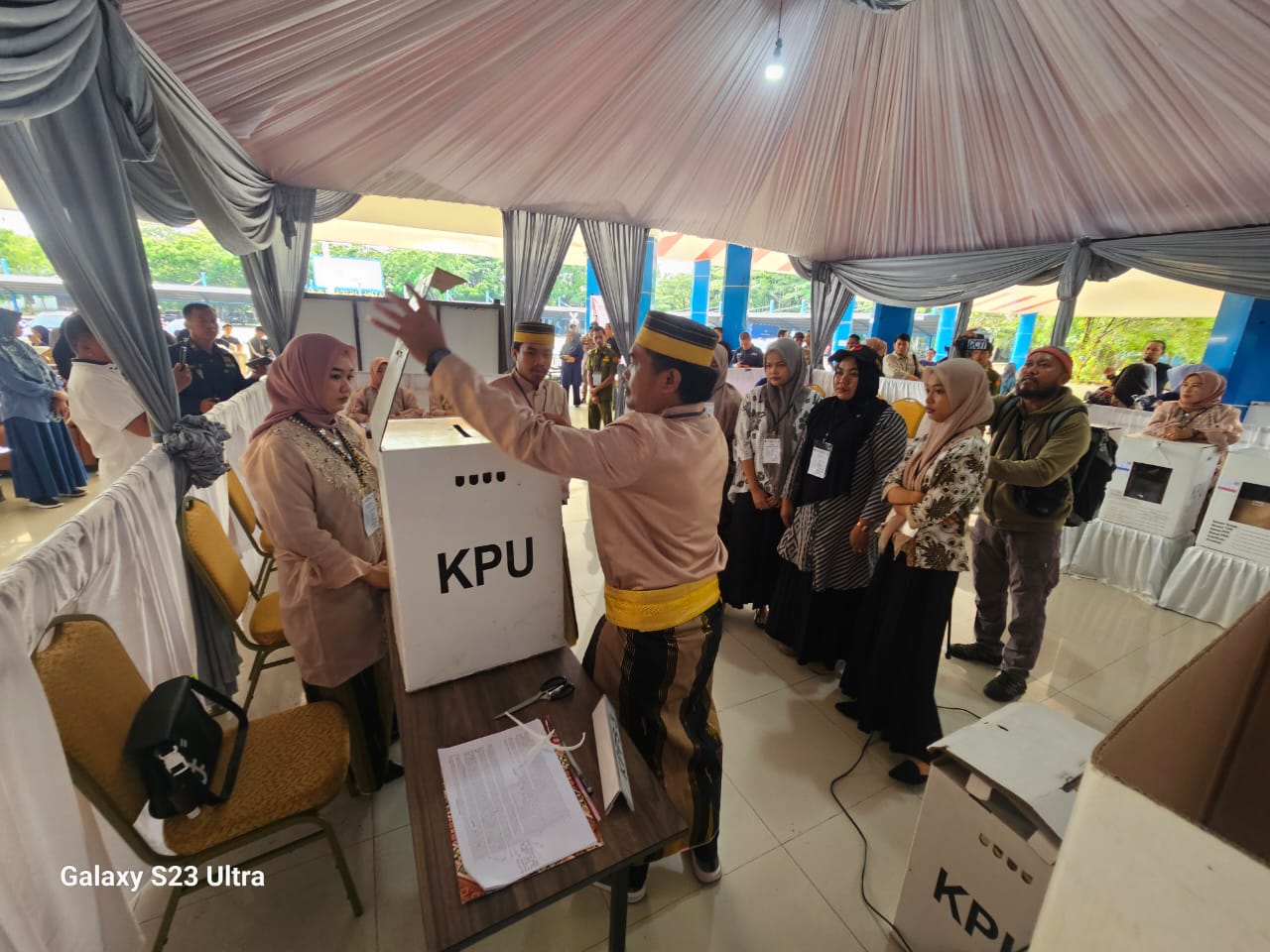 Suasana simulasi tata cara pemungutan suara pada pemilu 14 Februari 2024 mendatang, di Tribun Lapangan Pallantikang, Pemkab Maros, Selasa (26/12/2023). Kegiatan ini dilaksanakan Komisi Pemilihan Umum (KPU) Kabupaten Maros sebagai bagian alur tahapan pemilu.