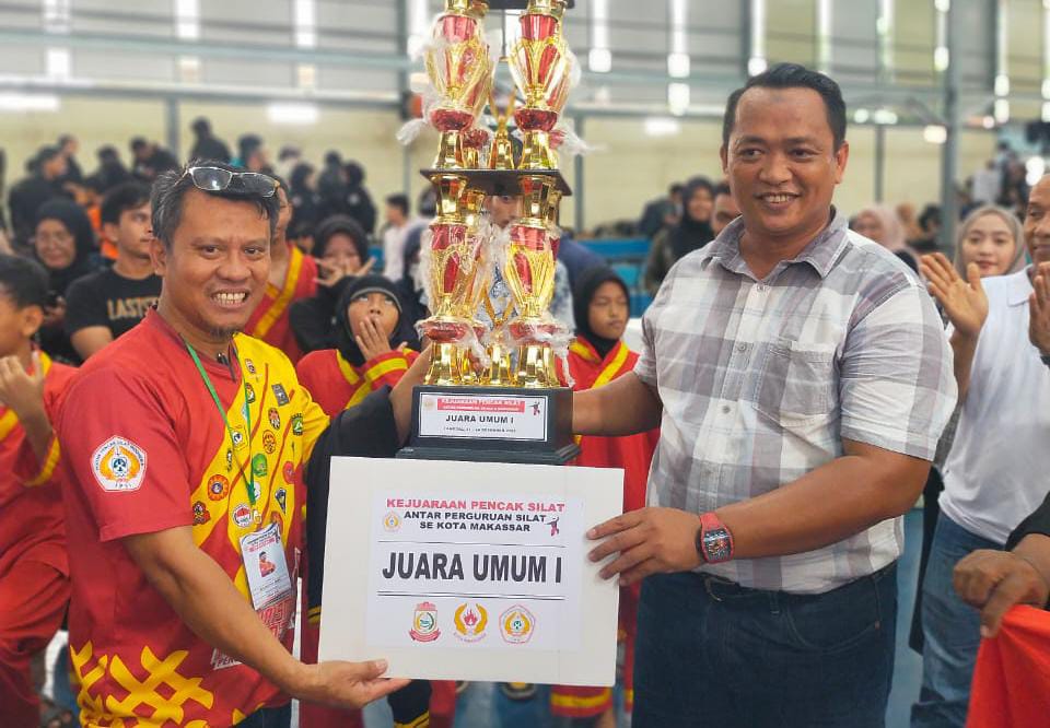 Tapak Suci Putera Muhammadiyah kota Makassar meraih juara umum pertama pada kejuaraan silat antar perguruan se-kota makassar.