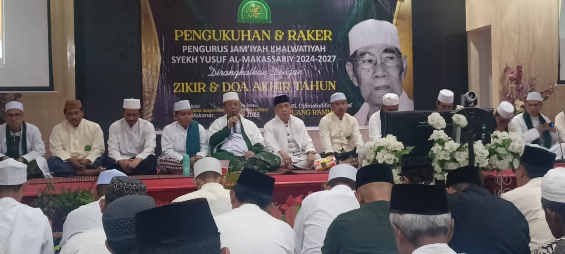 Ratusan Jemaah Khalwatiyah Syekh Yusuf Al Makassariy padati Aula Utama Balai Diklat Keagamaan Makassar Jalan Sultan Alauddin Makassar, Minggu (31/12/2023). Kedatangan mereka guna mengikuti Zikir dan Doa Akhir Tahun 2023 di pimpin Dewan Mursyid Anregurutta Syekh Sayyid Abd. Rahim Assegaf Puang Makka.