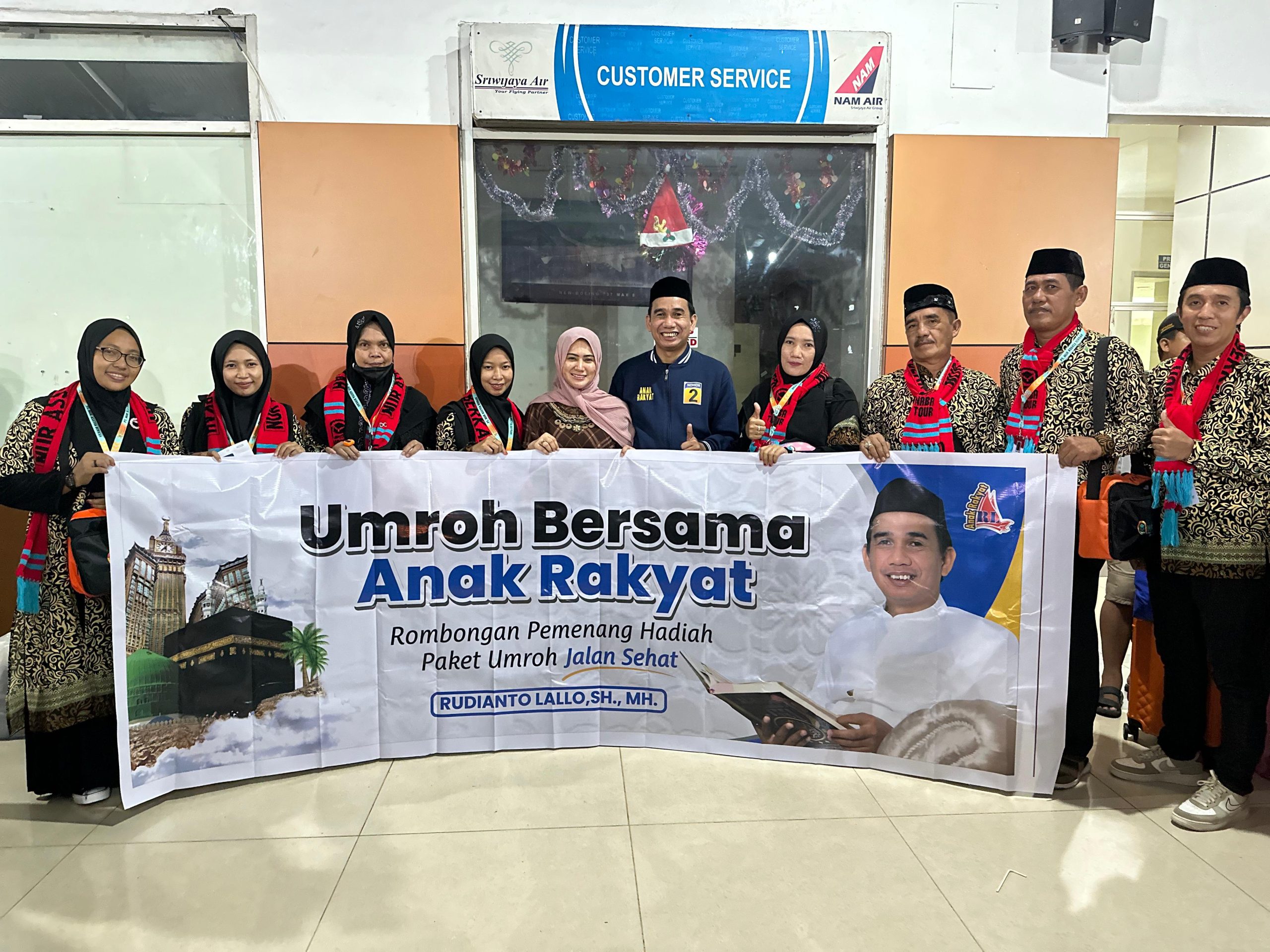 Rudianto Lallo mengantar keberangkatan delapan orang pemenang undian hadiah umrah acara jalan sehat Anak Rakyat, pelepasan ini langsung di Bandara Internasional Sultan Hasanuddin Makassar, Senin (1/1/2024).