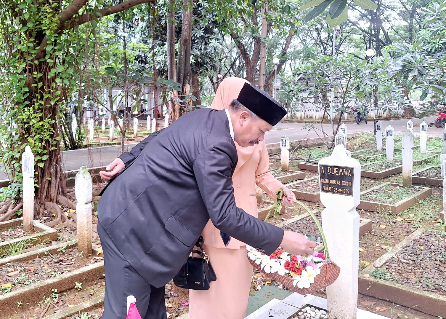 Plt. Kakanwil Kemenag Sulsel Ali Yafid bersama istri pimpin ziarah dan tabur bunga di Taman Makam Pahlawan (TMP) Panaikang Makassar, Selasa (2/1/2024). Selepas acara tabur bunga yakni melakukan kunjungan ke sejumlah panti asuhan dan panti jompo di Kota Makassar.