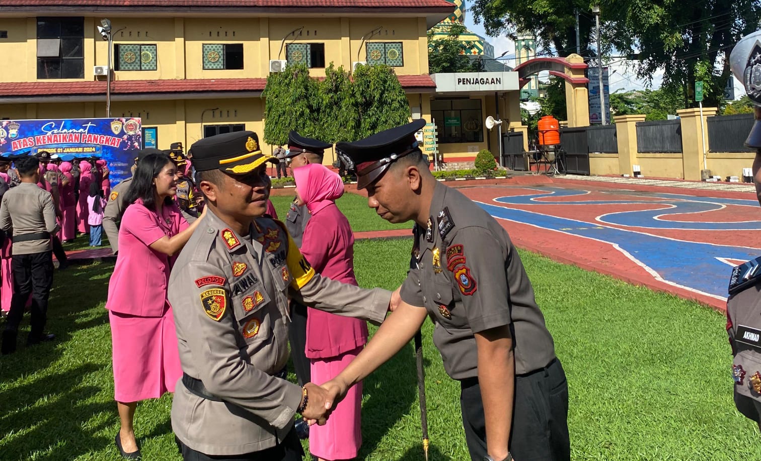 Sebanyak 59 anggota Polres Maros naik pangkat awal tahun 2024. Upacara kenaikan pangkat ini digelar di Halaman Mako Polres Maros, Rabu (3/1/2024).