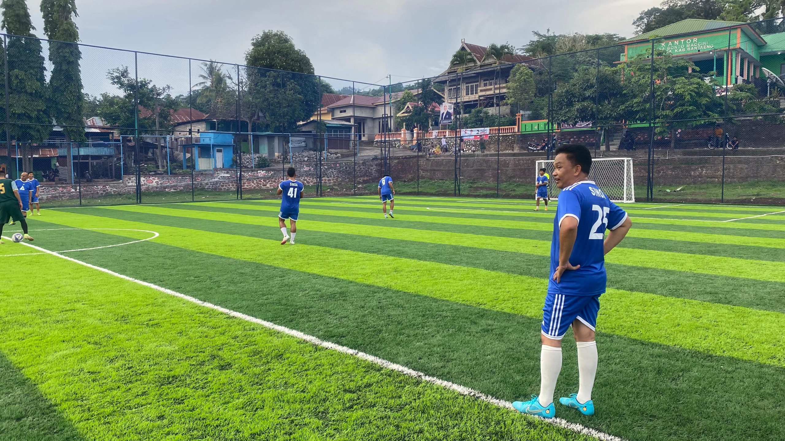 Lapangan Mini Soccer yang dibangun Pemerintah Kabupaten Bantaeng di era Bupati Ilham Syah Azikin sudah dapat digunakan, terlihat Ilham Azikin ikut menjajal lapangan dengan rumput standar FIFA itu.