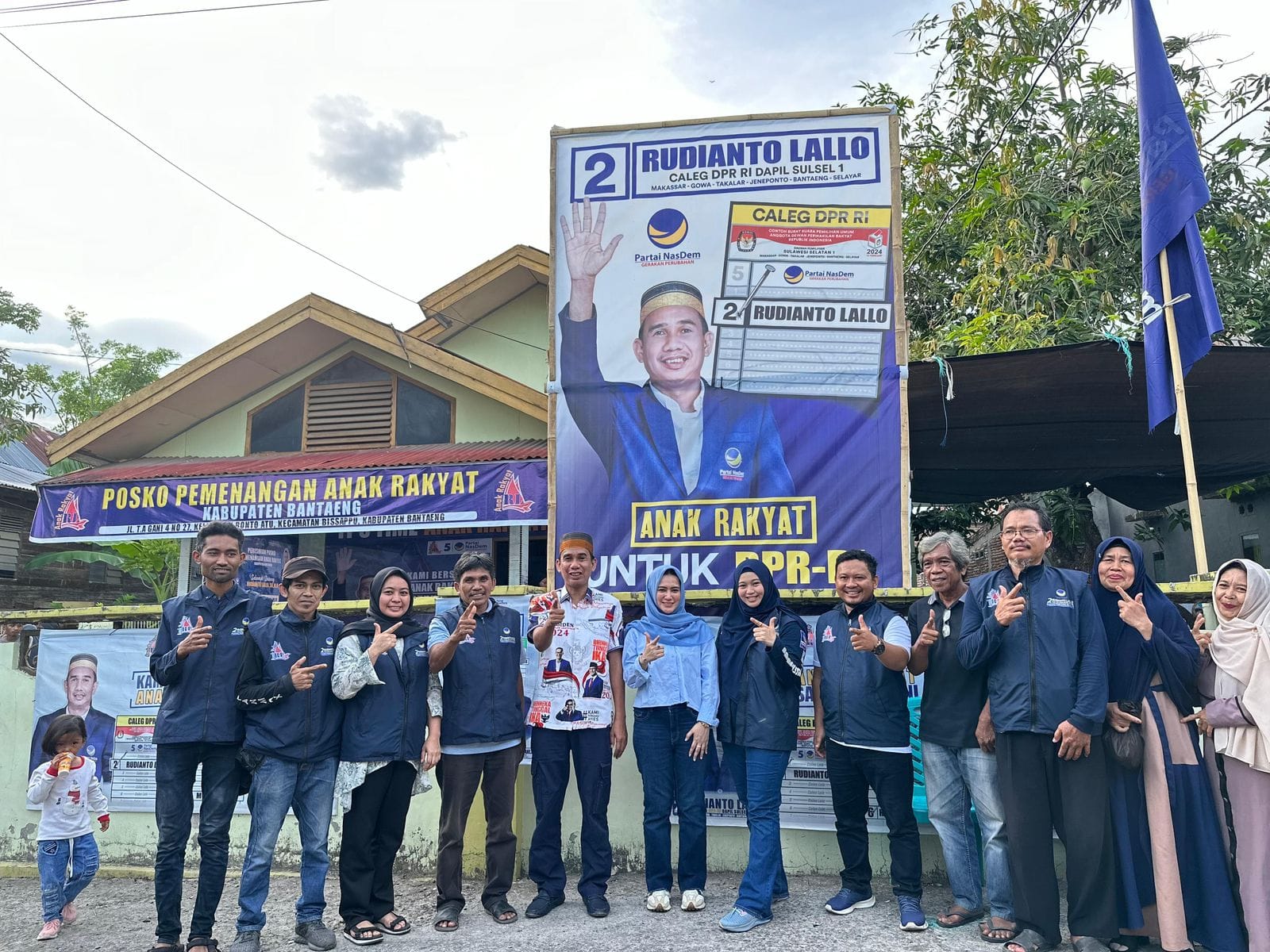 Calon Anggota DPR RI dari Partai NasDem, Rudianto Lallo meresmikan posko pemenangan Anak Rakyat untuk wilayah Kabupaten Bantaeng, di Jalan TA Gani, Kelurahan Bonto Atu, Kecamatan Bosappu, Bantaeng, Minggu (7/1/2024).