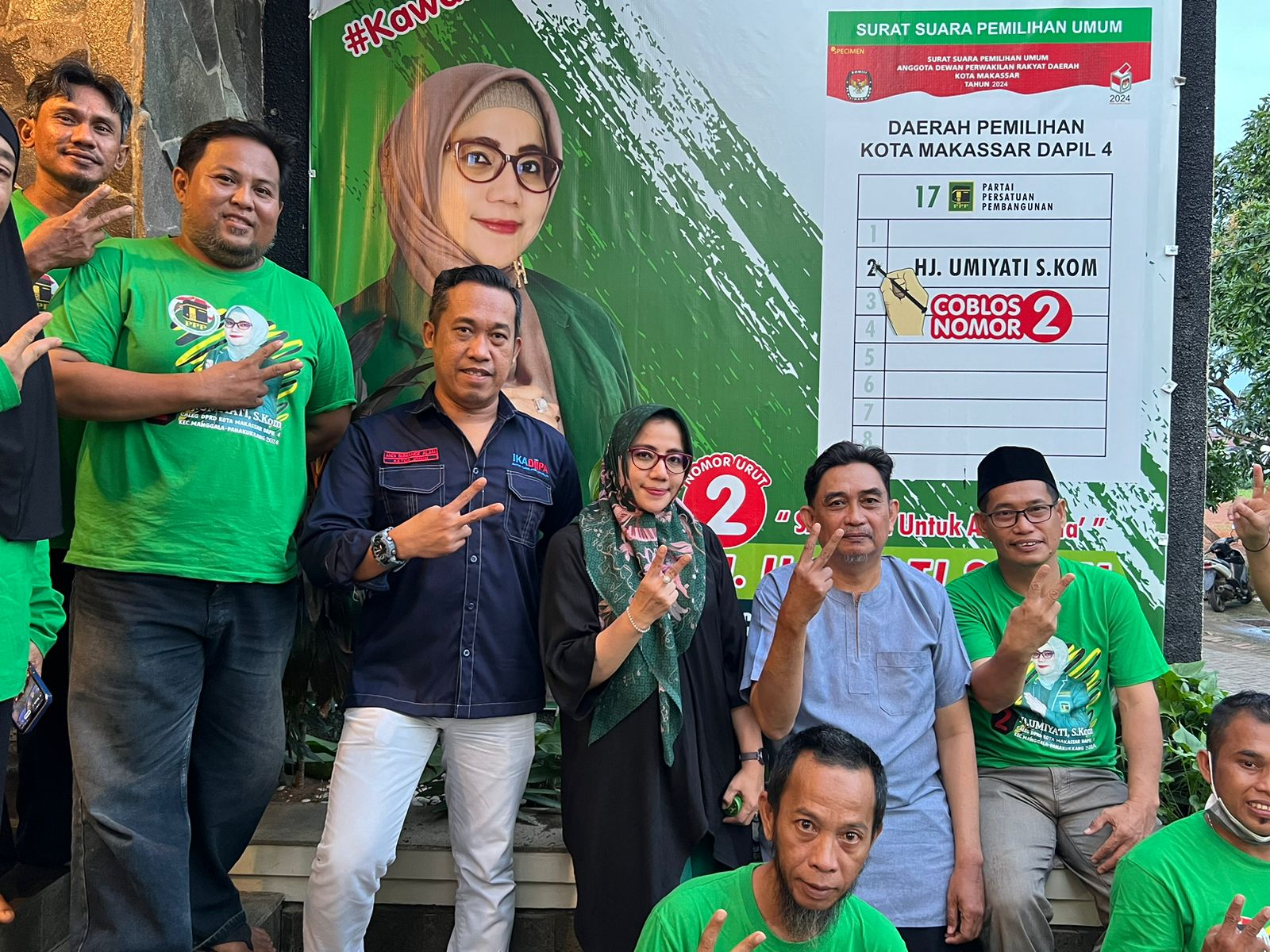 Ketua IKA DIPA Makassar Andi Sumange Alam mendukung dan mensport Hj. Umiyati nomor urut 2 PPP Dapil IV Panakukang-Manggala, berfoto usai ditemui bersama rombongan ke posko pemenangan, Selasa (9/1/2024).