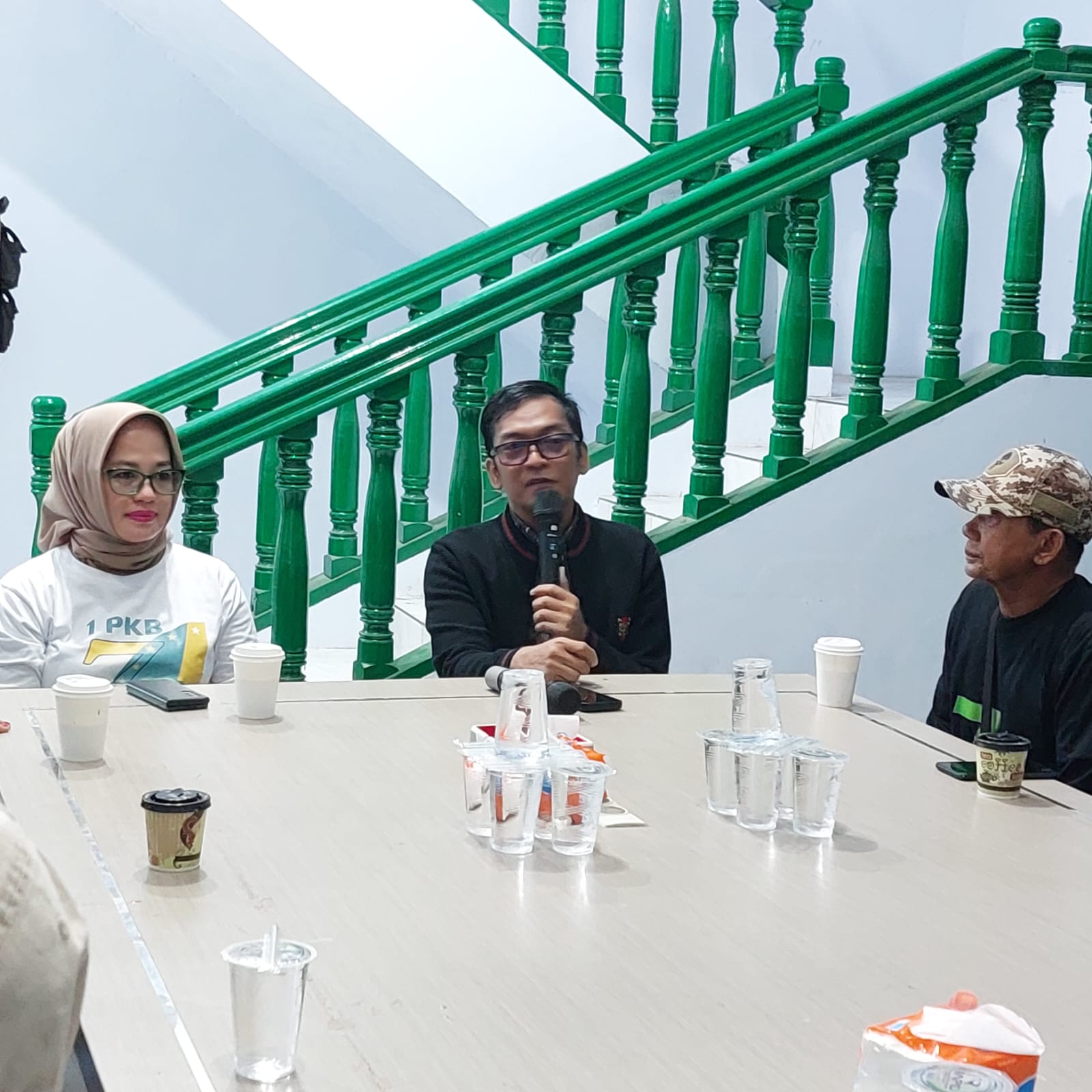 Ketua DPC PKB Makassar Fauzi Andi Wawo saat menerima Andi Elly Sompa Said, Caleg DPRD Makassar Dapil "Mamarita" bersama timnya, Jumat (12/1/2024) malam. Pihaknya memberikan garansi kepada seluruh pendukung yang turut berjuang dan memenangkan PKB akan menikmati hasil.