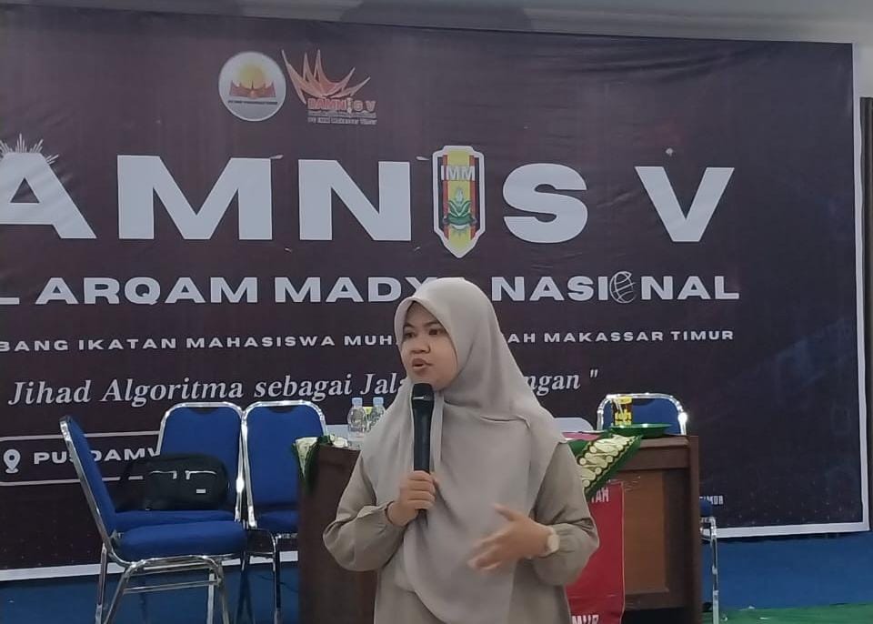 Sakinah Fitrianti B saat membawa materi Kepemimpinan Digital pada kegiatan Darul Arqam Madya Nasional (Damnas) PC IMM Makassar Timur yang berlangsung selama sepekan di Pusdamwil Sulsel.