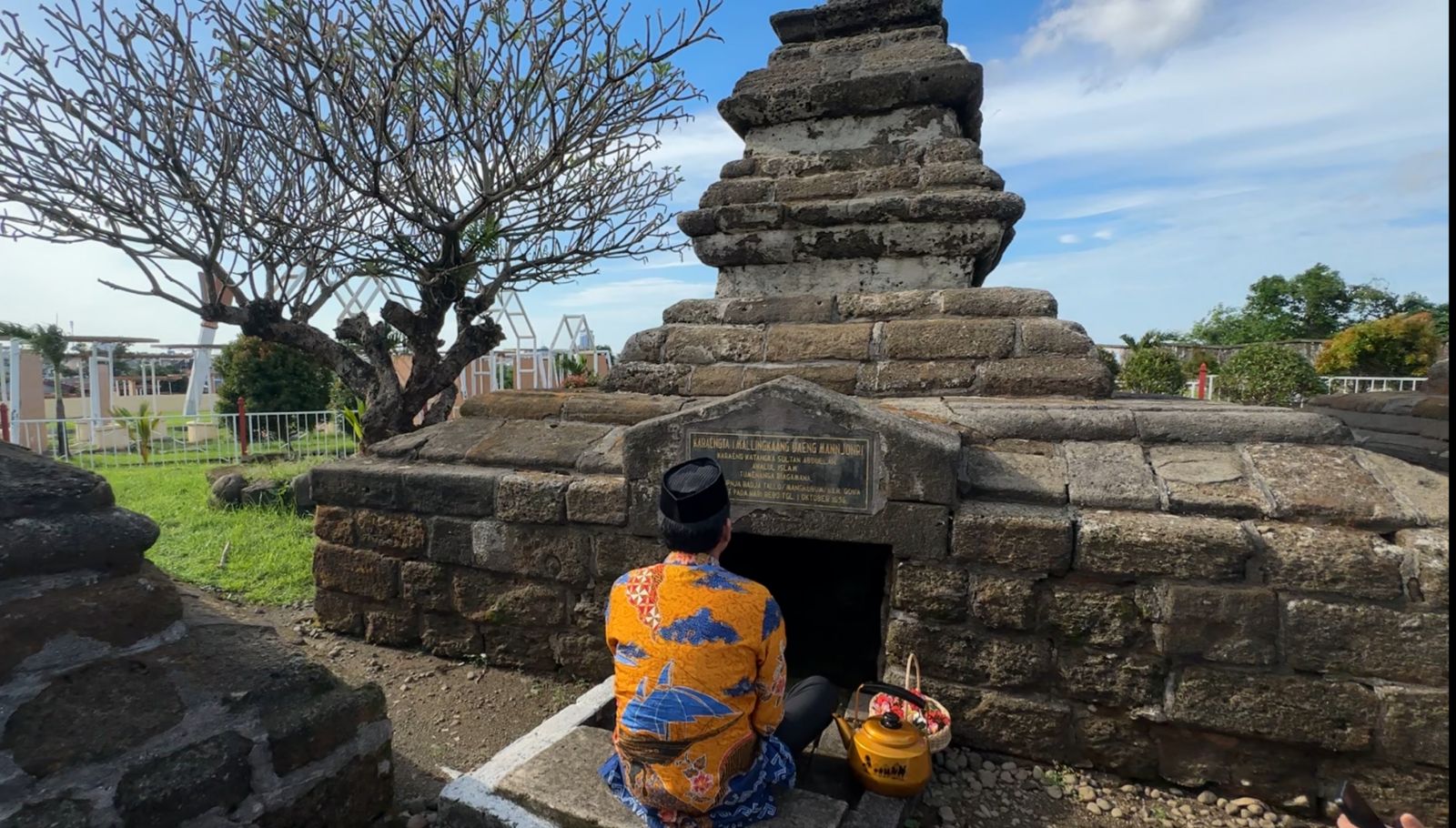 Ketua DPRD Makassar Rudianto Lallo melakukan ziarah di makam-makam Raja Gowa di kompleks pemakaman di Kelurahan Katangka, Kecamatan Somba Opu, Kabupaten Gowa, Kamis (25/1/2024).