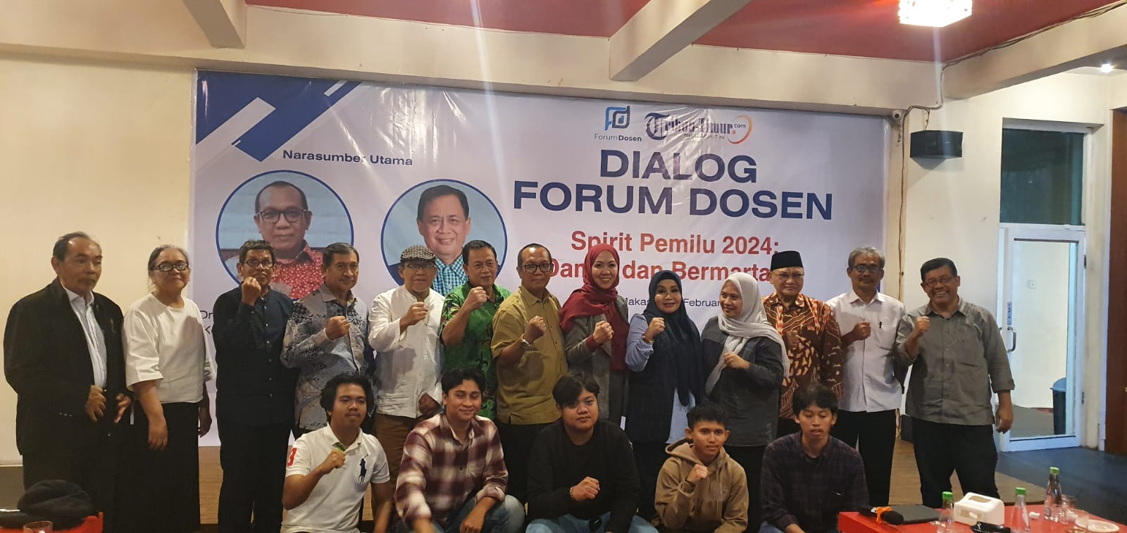 Sejumlah akademisi di Makassar yang tergabung dalam Forum Dosen menggelar kegiatan diskusi bertajuk "Spirit Pemilu 2024: Damai dan Bermartabat" di Kafe Red Corner, Jalan Yusuf Dg Ngawing, Makassar, Senin (5/2/2024).