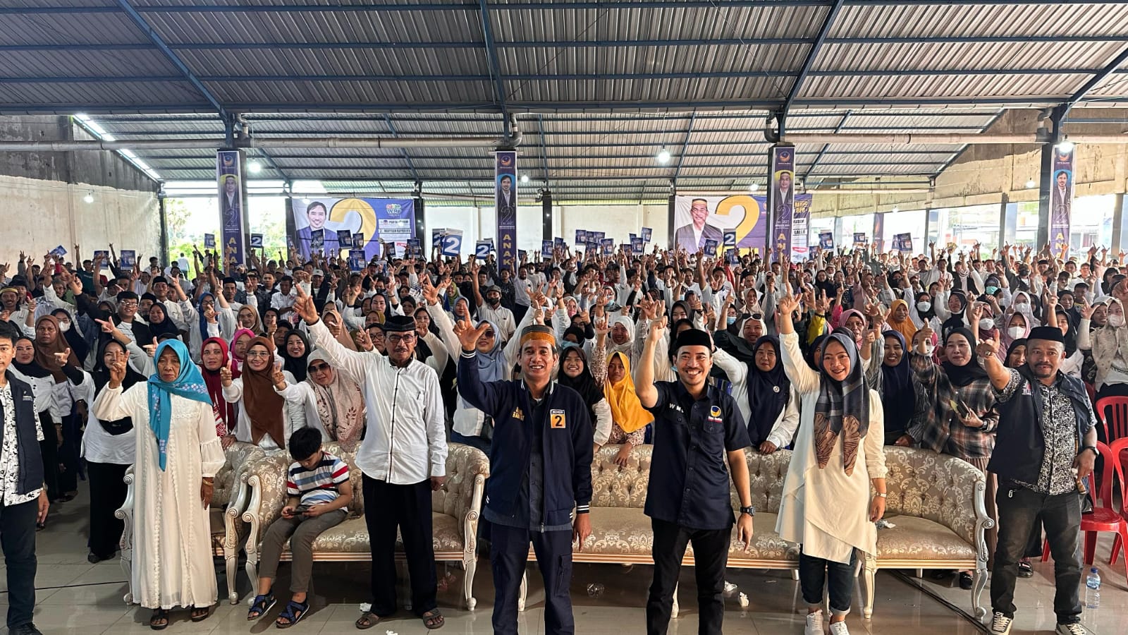 Calon legislatif untuk DPR RI nomor urut 2 dari Partai NasDem, Rudianto Lallo, mengukuhkan 1.000 spartan Anak Rakyat Kabupaten Takalar yang dipusatkan di Kecamatan Galesong, Kamis (8/2/2024).