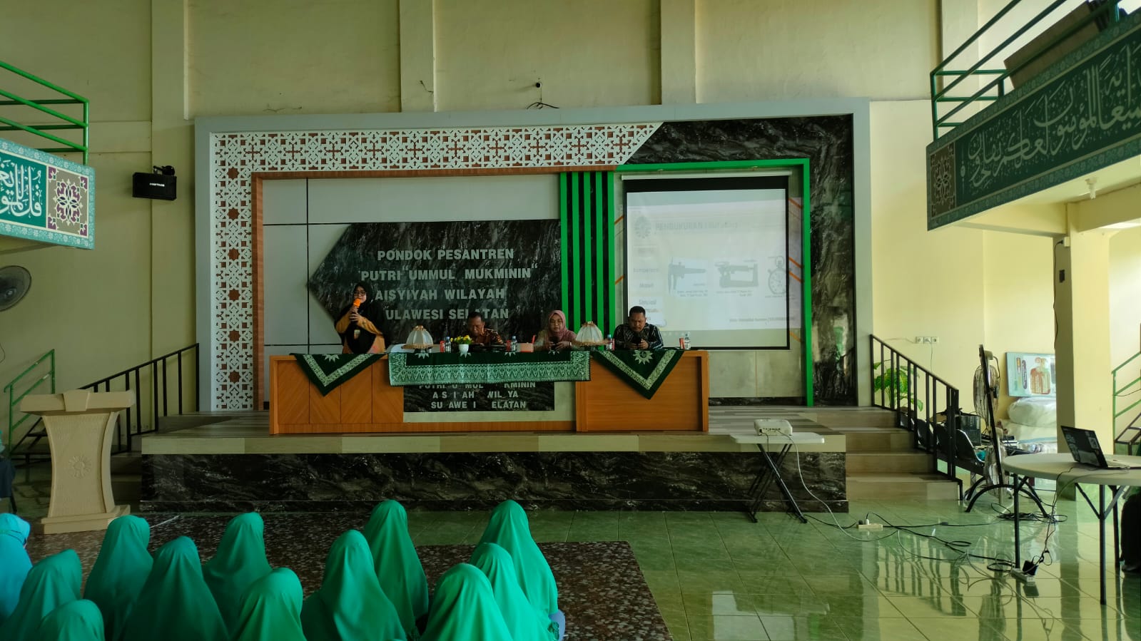 Kepala Kementerian Agama Kota Makassar H. Irman, S.Ag.,M.Si menggelar kunjungan silaturahim ke Madrasah Aliyah (MA) Pondok Pesantren Puteri Ummul Mukminin 'Aisyiyah Wilayah Sulsel, Rabu (21/2/2024) kemarin.