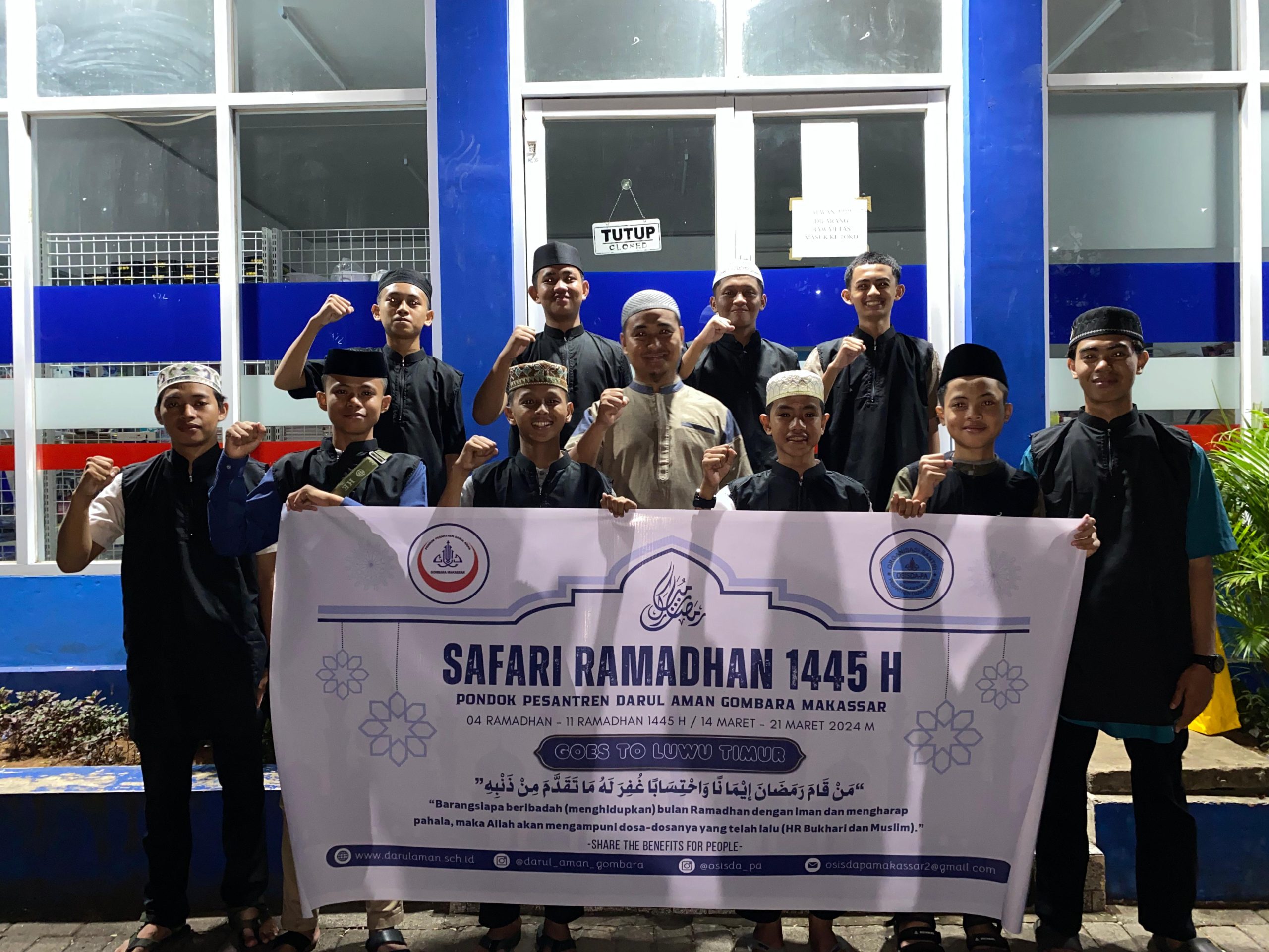 Suasana foto bersama saat pelepasan santri pondok pesantren darul aman gombara makassar agenda safari ramadan 1445 H.