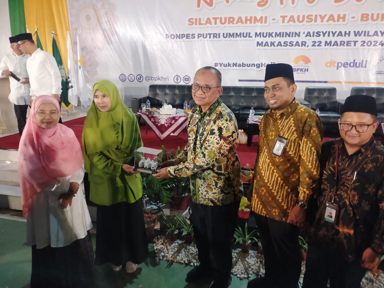 Badan Pengelola Keuangan Haji (BPKH) bersama DT Peduli mengelar buka puasa bersama di Pondok Pesantren Puteri Ummul Mukminin ‘Aisyiyah, Jalan KH Abdul Jabbar Asyiri, Sulsel, Makassar, Jum'at (23/3/2024).