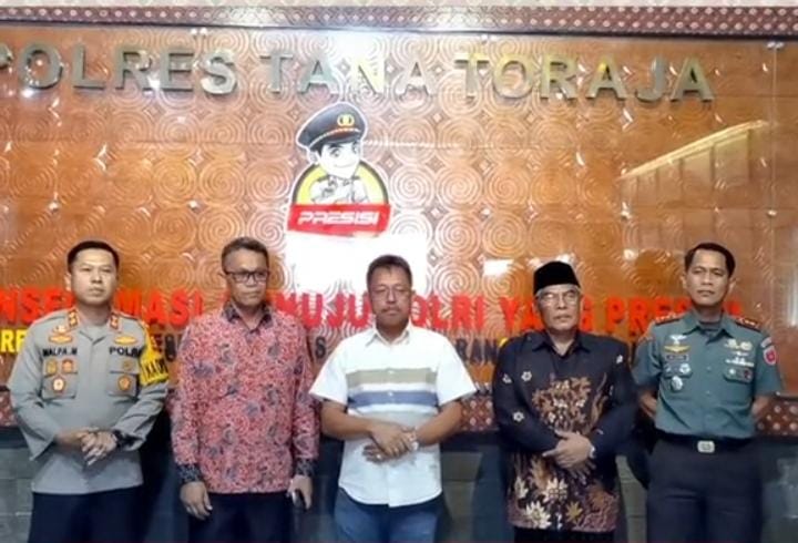 John Rende Mangontan saat di hadapan Ketua MUI Tana Toraja, di Kantor Polres Tana Toraja, Selasa (26/3/2024).