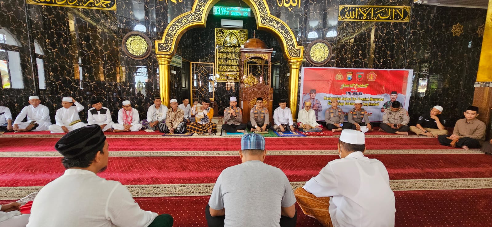 Polda Sulawesi selatan kembali menyapa warga lewat kegiatan jum'at curhat. Kegiatan ini dilaksanakan di Masjid Al Ihsan BTN Bulurokeng Permai, Biringkanaya Makassar, Jum'at (29/3/2024).