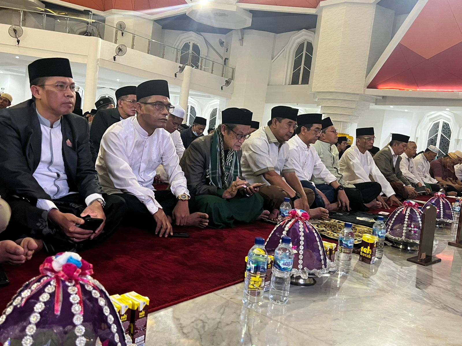 Pj. Gubernur Sulsel A. Bachtiar Baharuddin bersama Kepala Kantor Wilayah Kementerian Agama Sulsel H. Muhammad Tonang kompak menggelar kegiatan Nuzulul Quran 1445 H di Masjid 99 Kubah Makassar, Sabtu (30/3/2024).