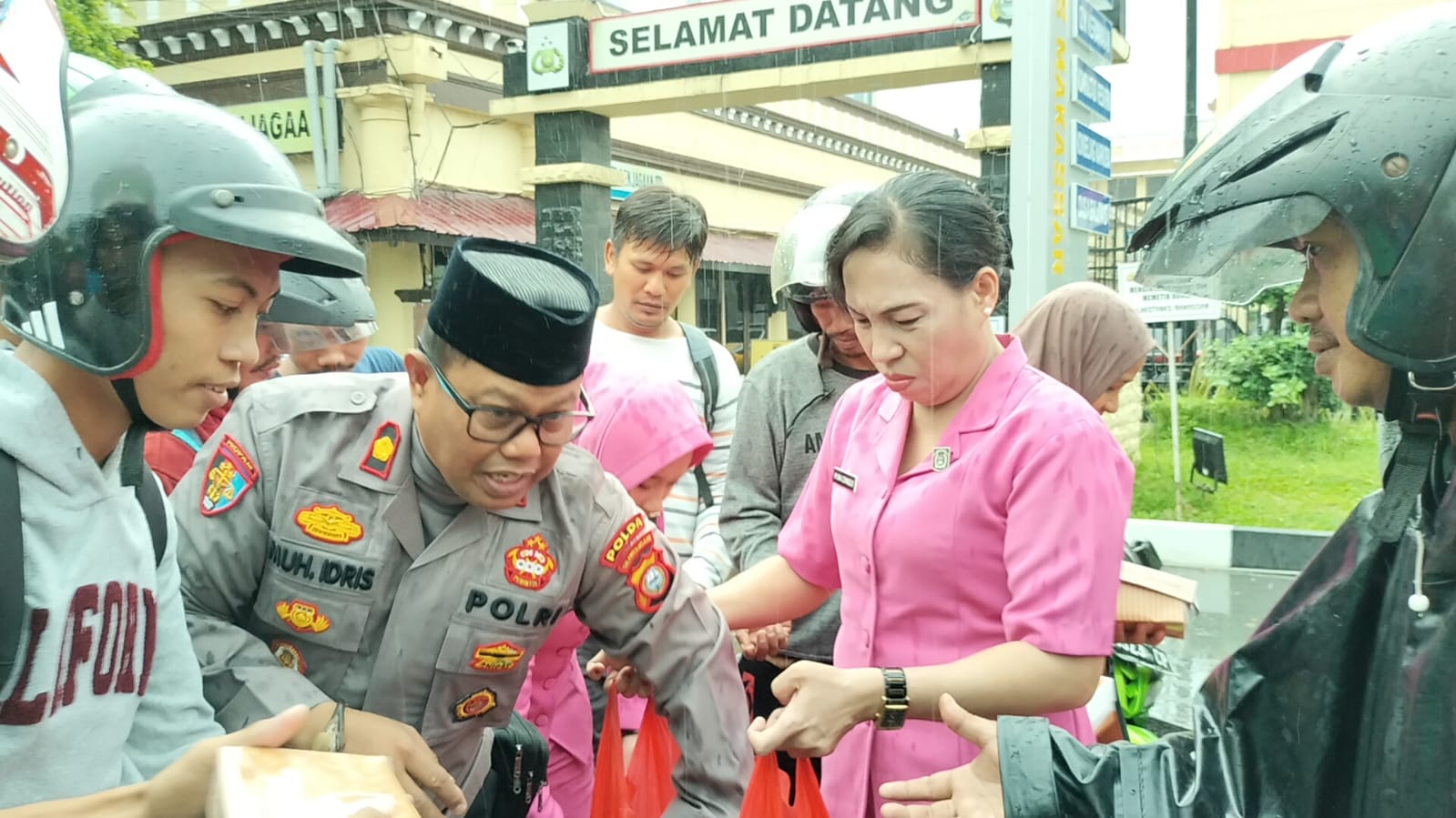 Walaupun hujan menguyur kota makassar, Kapolsek Bontoala Kompol Muhammad Idris bersama Ketua Ranting Bhayangkari Bontoala Ny. Pahmi Idris menggelar berbagi takjil, di depan Mako Polrestabes Makassar jalan Ahmad Yani Makassar, Sabtu (30/3/2024).