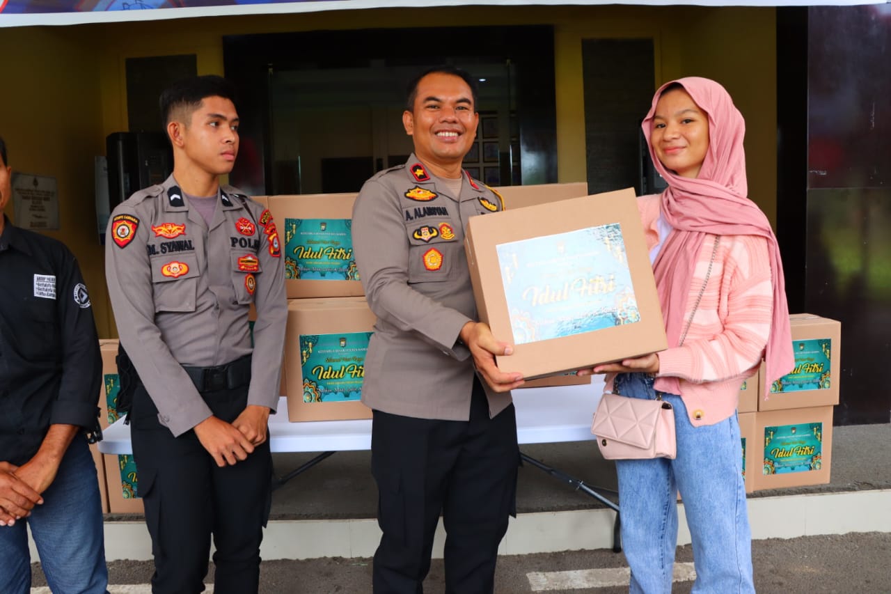 Wakapolres Maros Kompol Andi Alamsyah, S.H., M.H, Kamis (4/4/2024). saat memberikan parcel ramadan kepada warga maros.