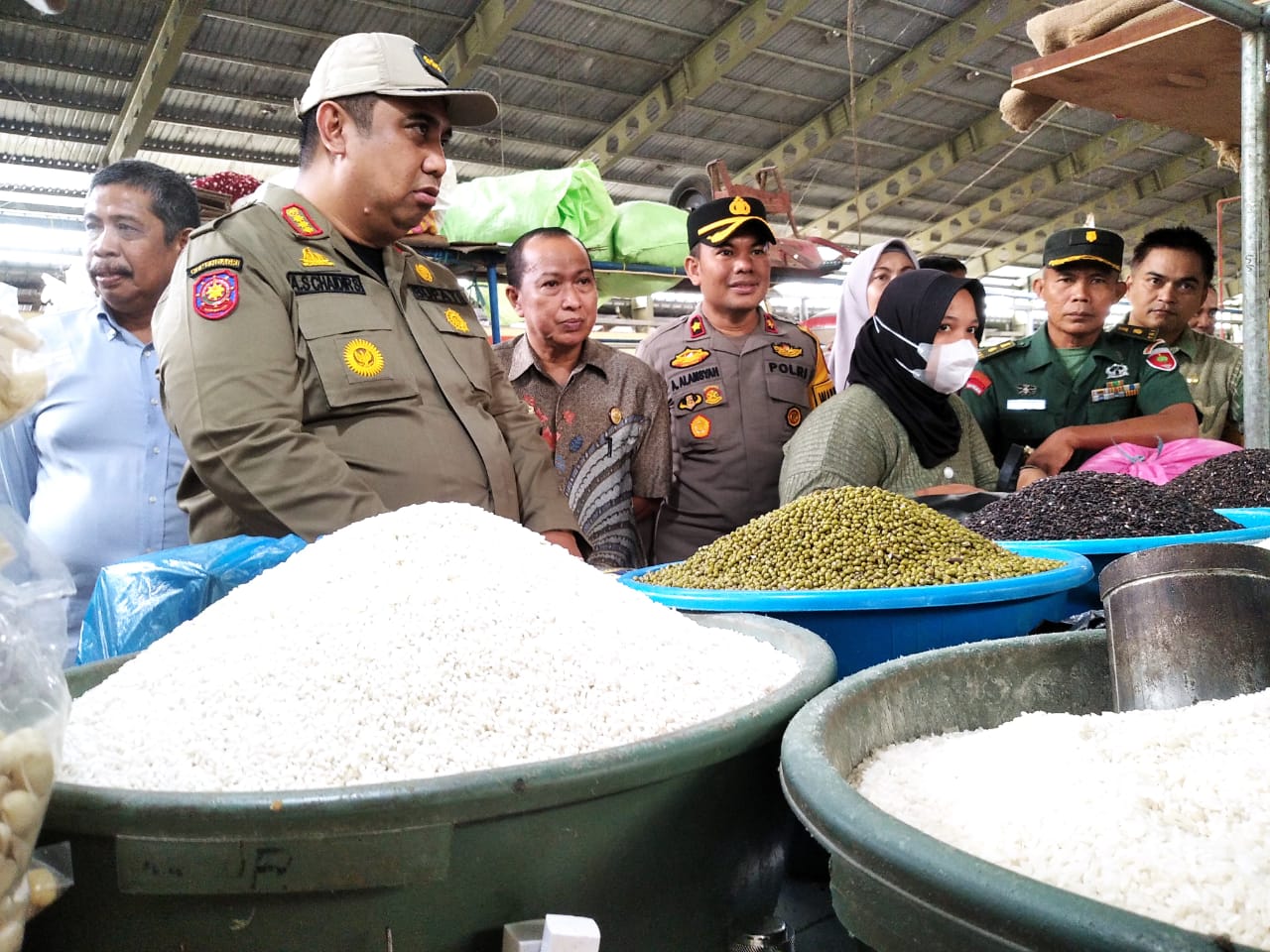 Bupati Maros H.A.S Chaidir Syam bersama Forkopimda saat menggelar Inspeksi mendadak (Sidak) di Pasar Tramo Maros, Kamis (4/4/2024).