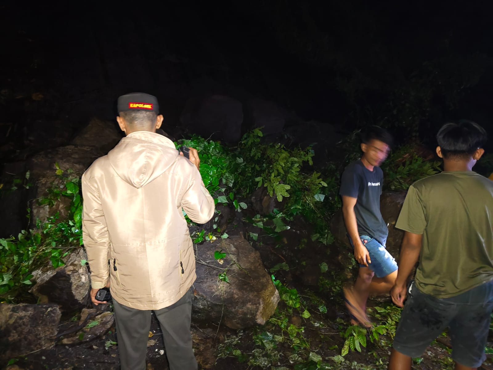 Bencana longsor kembali terjadi di Jalan Poros Maros-Bone, tepatnya di wilayah Tompo Ladang, Kecamatan Mallawa, Kabupaten Maros.