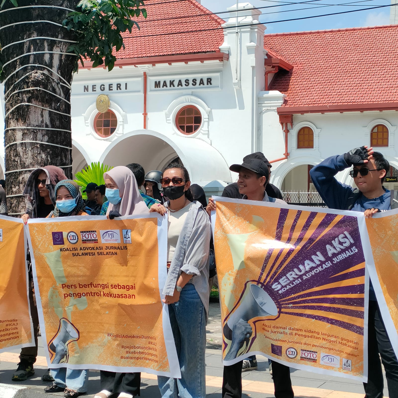 Puluhan jurnalis di Sulawesi Selatan menggelar aksi damai di depan Pengadilan Negeri (PN) Makassar, Jalan RA Kartini, Kamis, 25 April 2024.