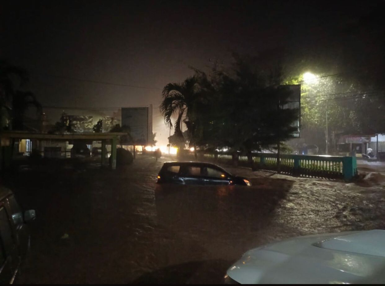 Hujan deras yang mengguyur wilayah kecamatan Enrekang sejak pukul 18.00 Wita hingga malam hari mengakibatkan bencana alam tanah longsor terjadi di 2 titik, Sabtu (27/4/2024).