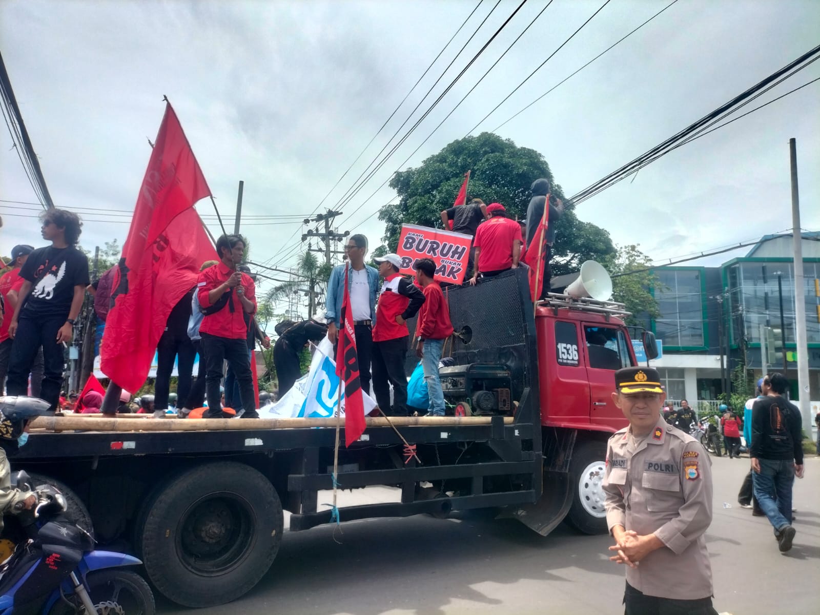 Peringatan Hari Buruh Internasional di Kabupaten Maros, berjalan dengan kondusif tanpa adanya gangguan keamanan yang signifikan.