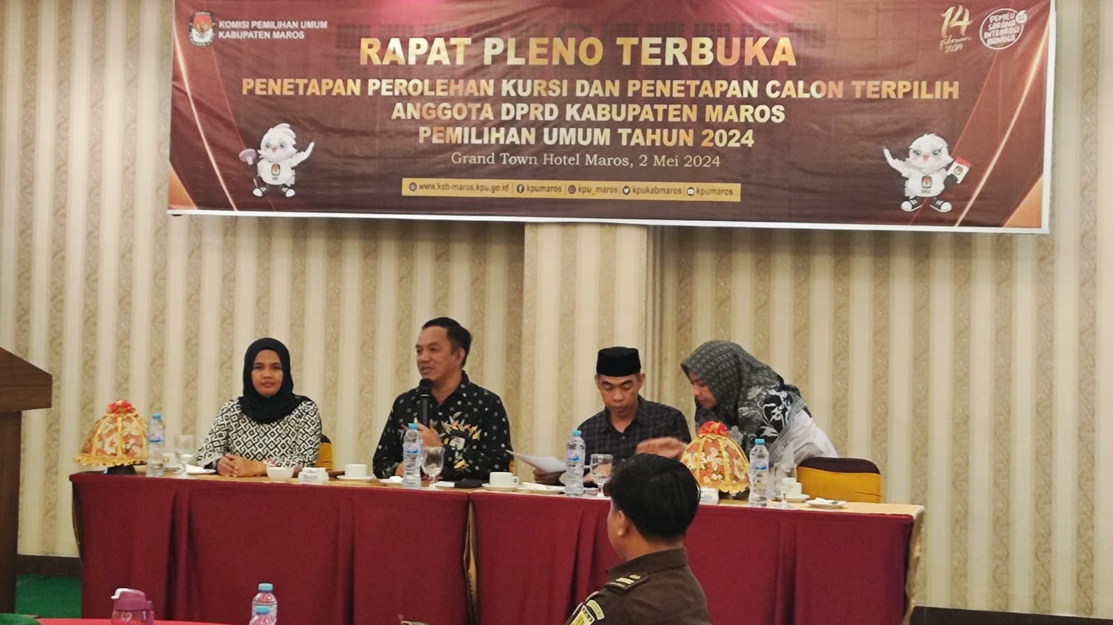 KPU Kabupaten Maros resmi menetapkan perolehan kursi partai politik dan calon terpilih Anggota DPRD Kabupaten Maros hasil Pemilihan Umum Tahun 2024 dalam rapat pleno terbuka di Room Meeting Hotel Grand Town Mandai, Maros, Kamis (2/5/2024). Bawaslu turut hadir mengungkapkan bahwa penetapan sudah sesuai aturan.